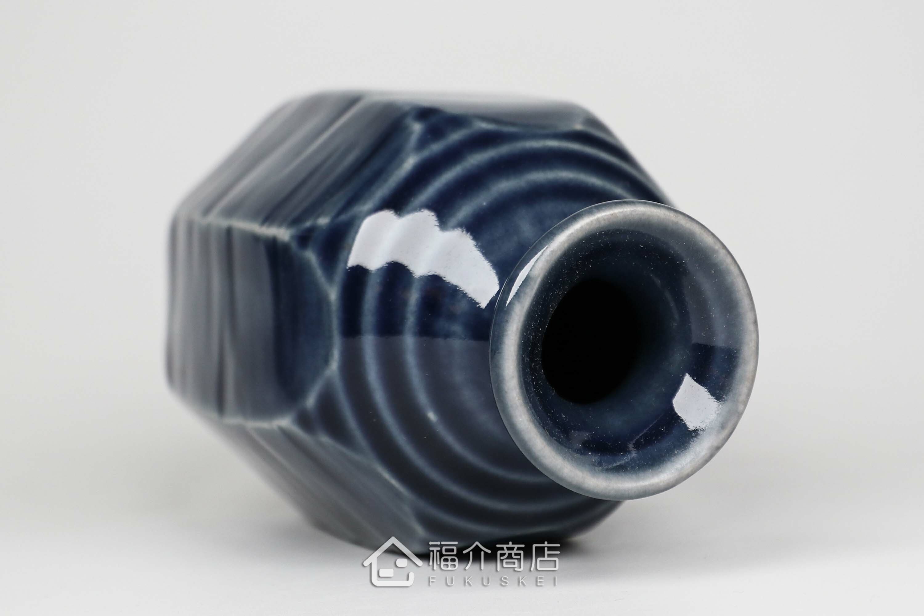 可以盛裝清酒或飲料的八角造型藍色酒壺