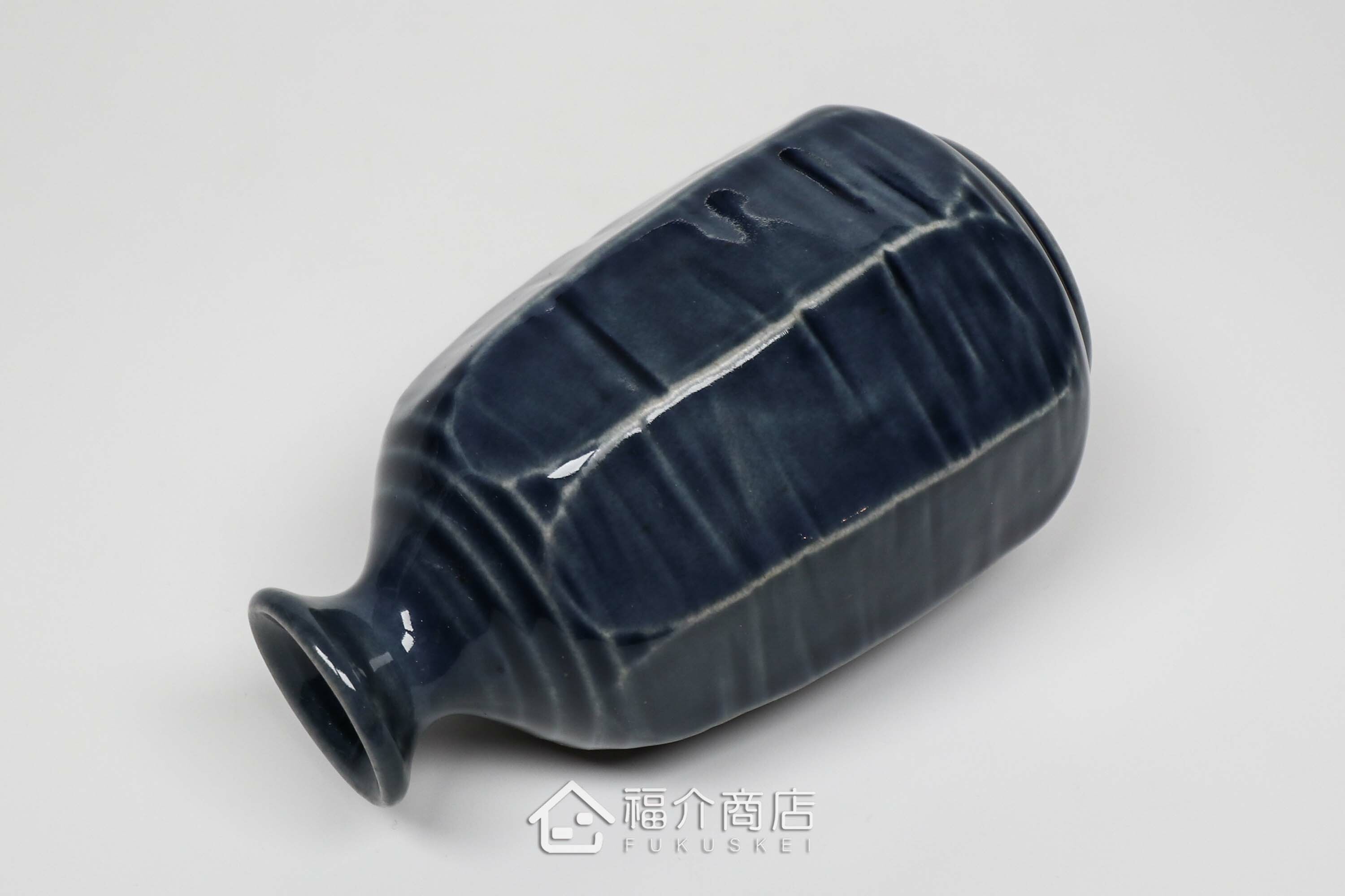 可以盛裝清酒或飲料的八角造型藍色酒壺