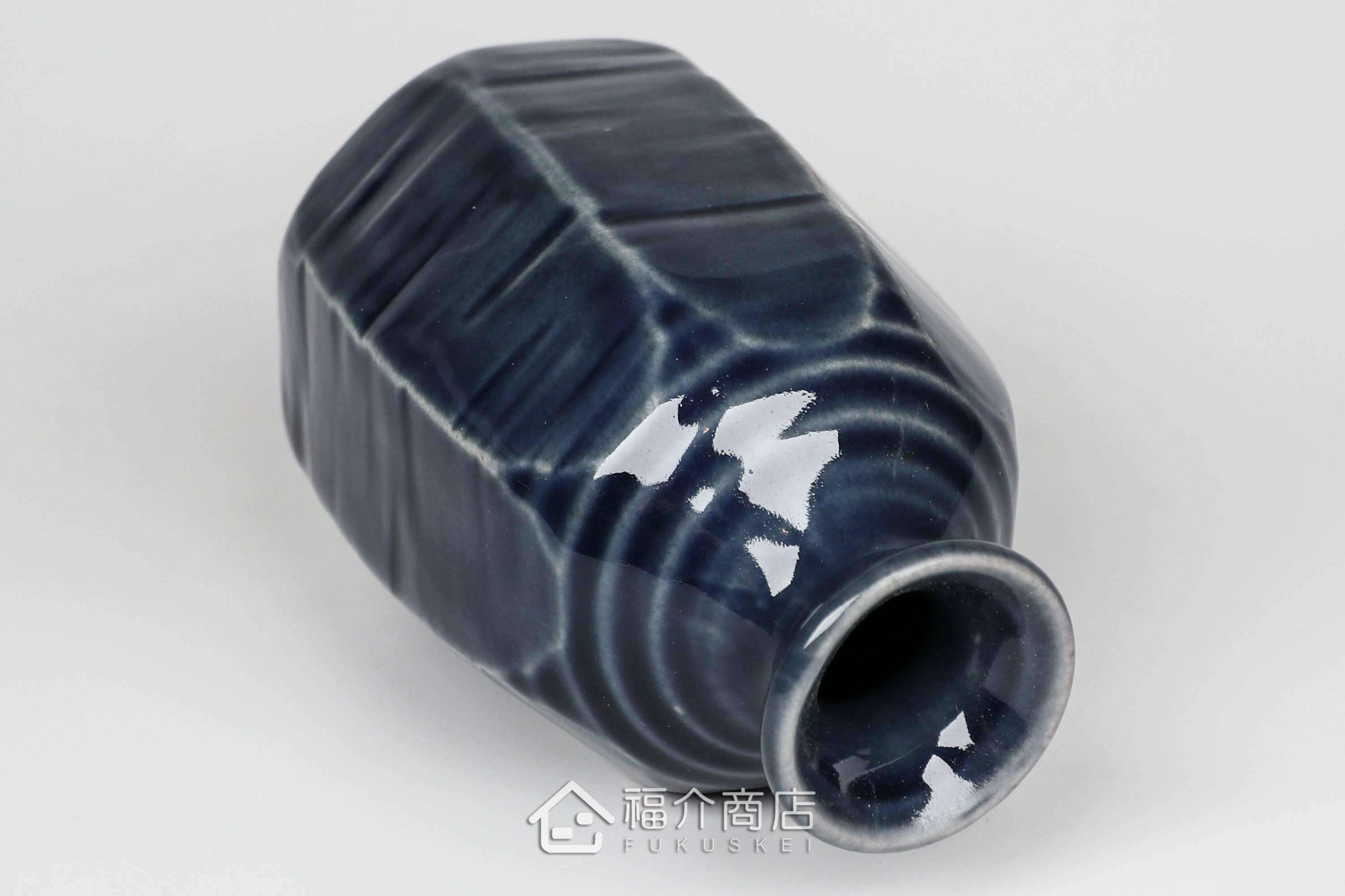 可以盛裝清酒或飲料的八角造型藍色酒壺