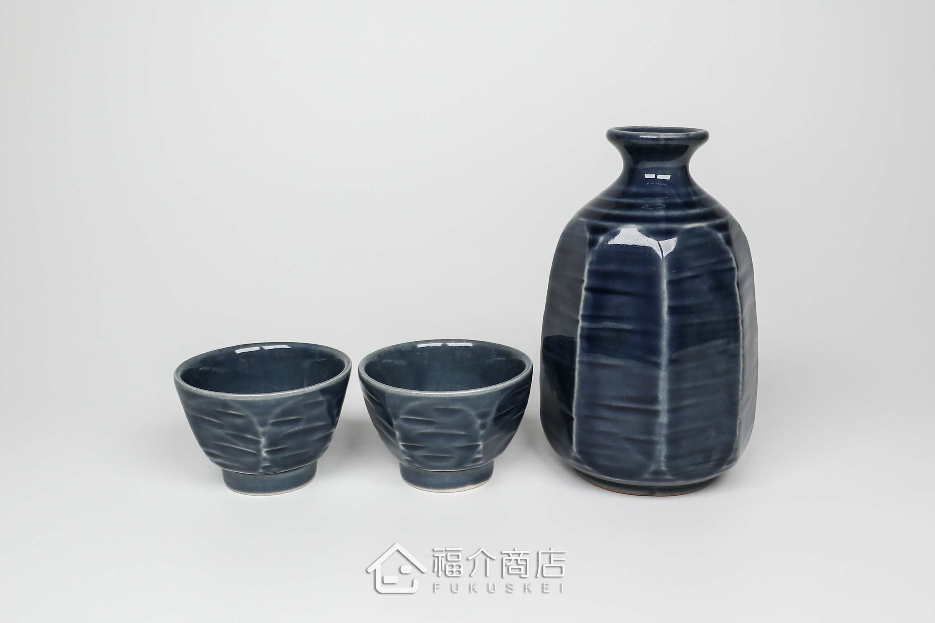 可以盛裝清酒或飲料的八角造型藍色酒壺與小酒杯組合