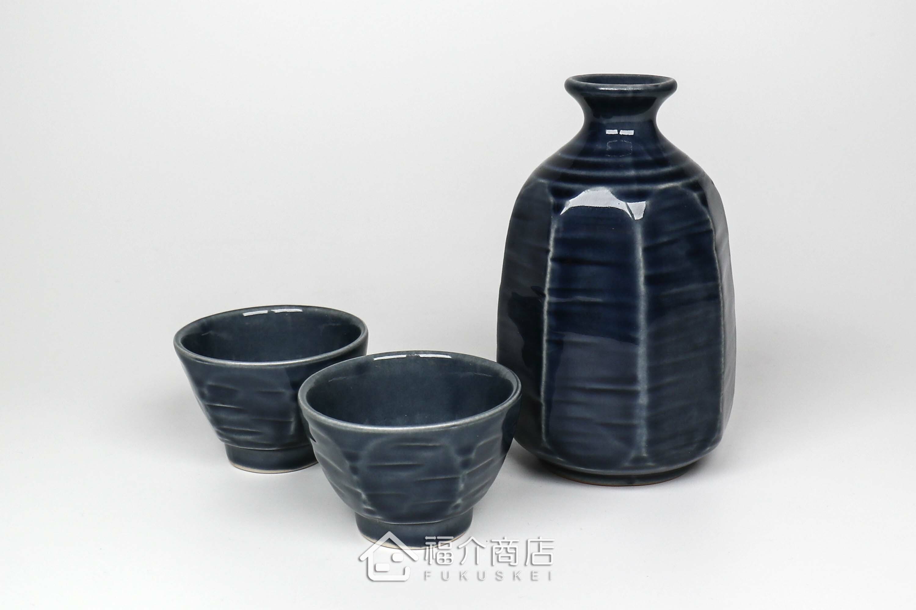 可以盛裝清酒或飲料的八角造型藍色酒壺與小酒杯組合