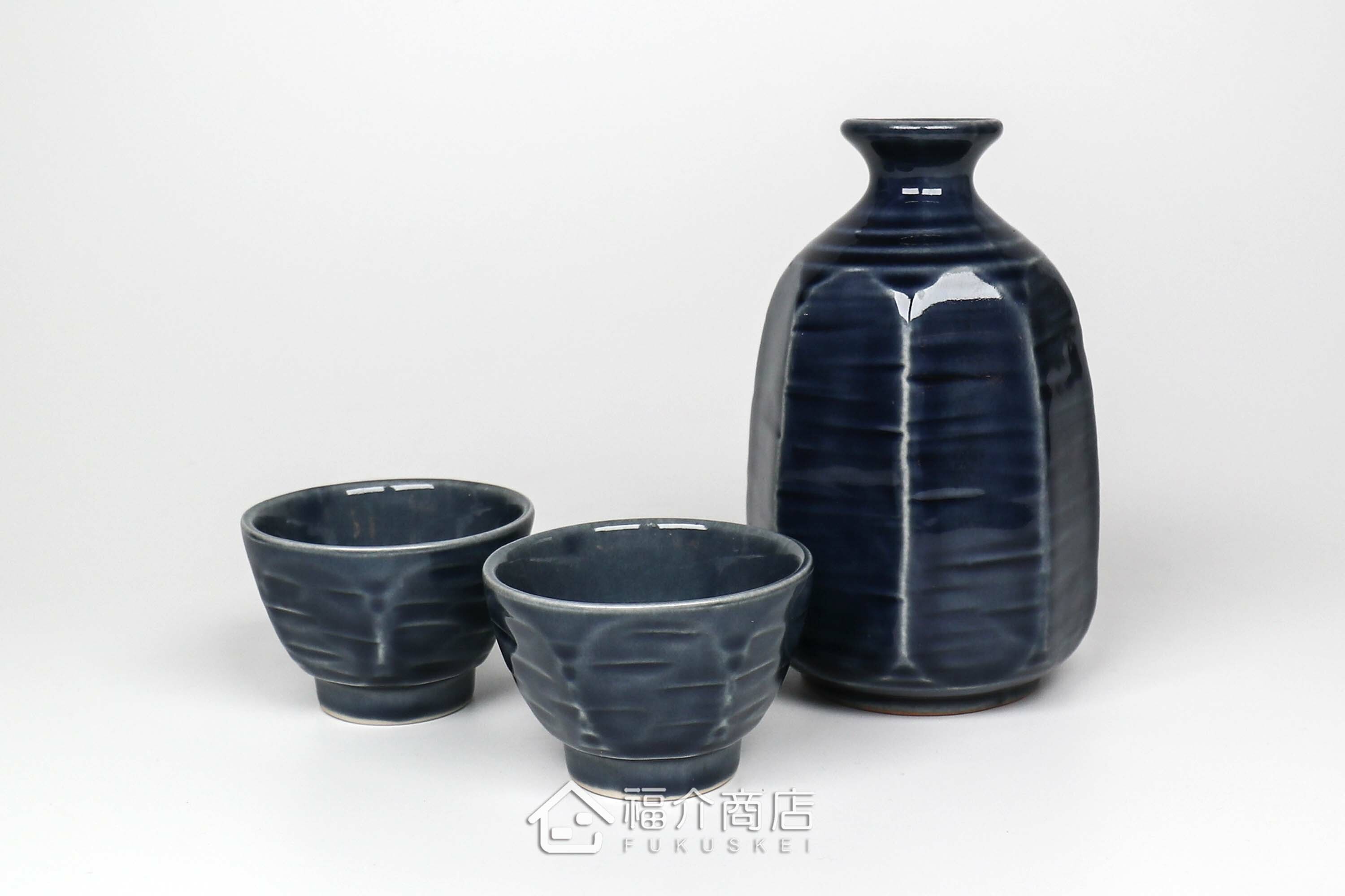 可以盛裝清酒或飲料的八角造型藍色酒壺與小酒杯組合