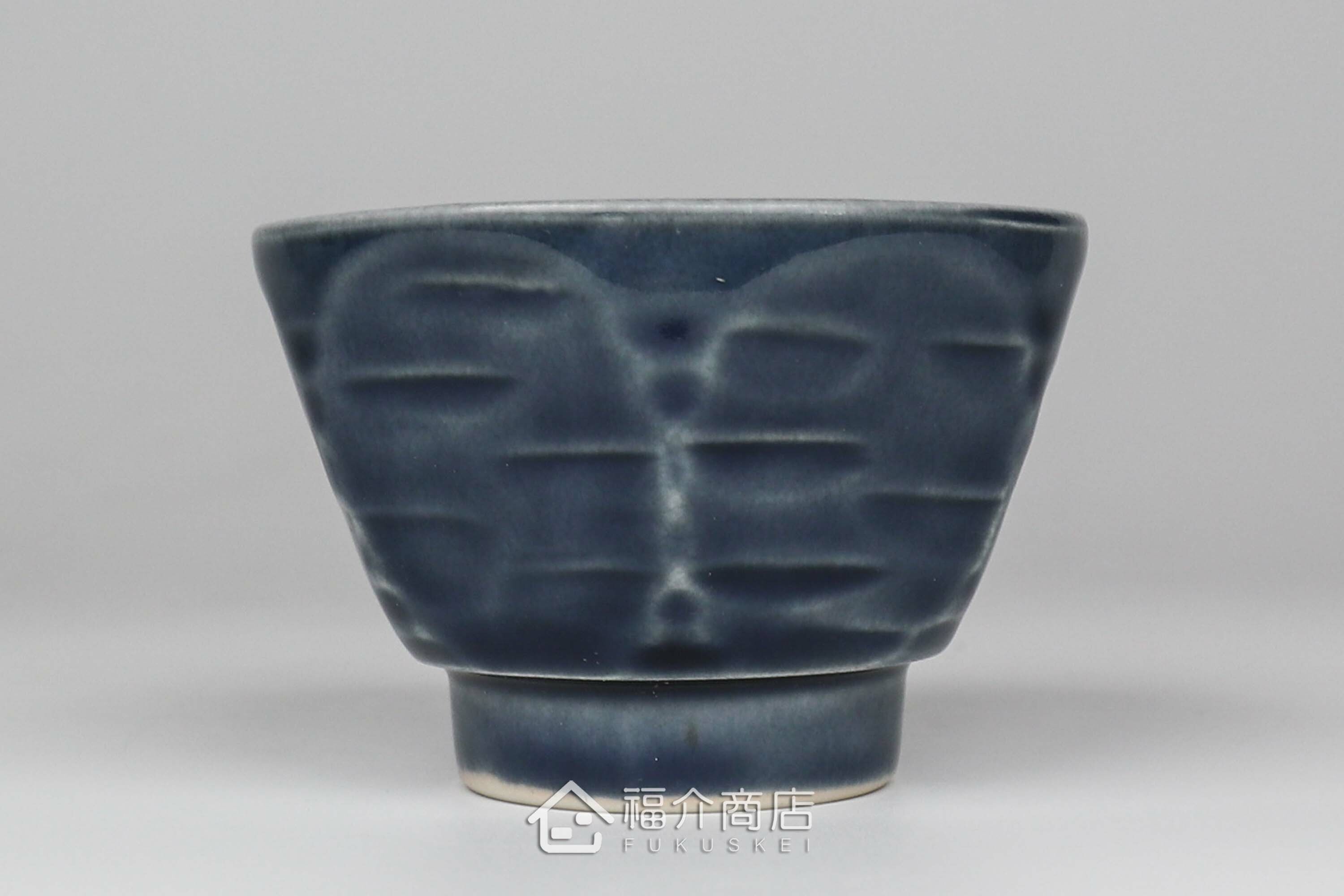 可以盛裝清酒或飲料的八角造型藍色小酒杯