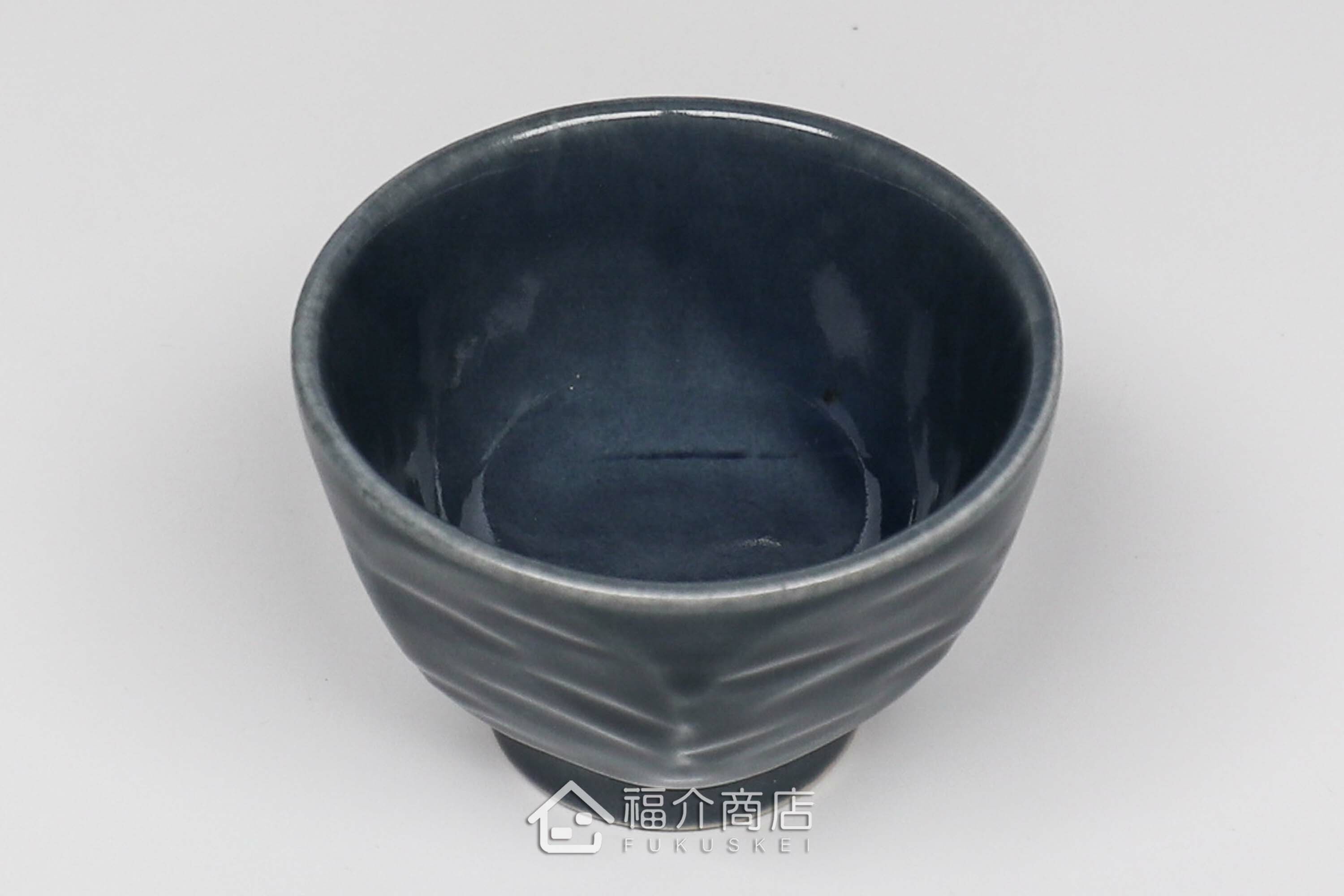 可以盛裝清酒或飲料的八角造型藍色小酒杯