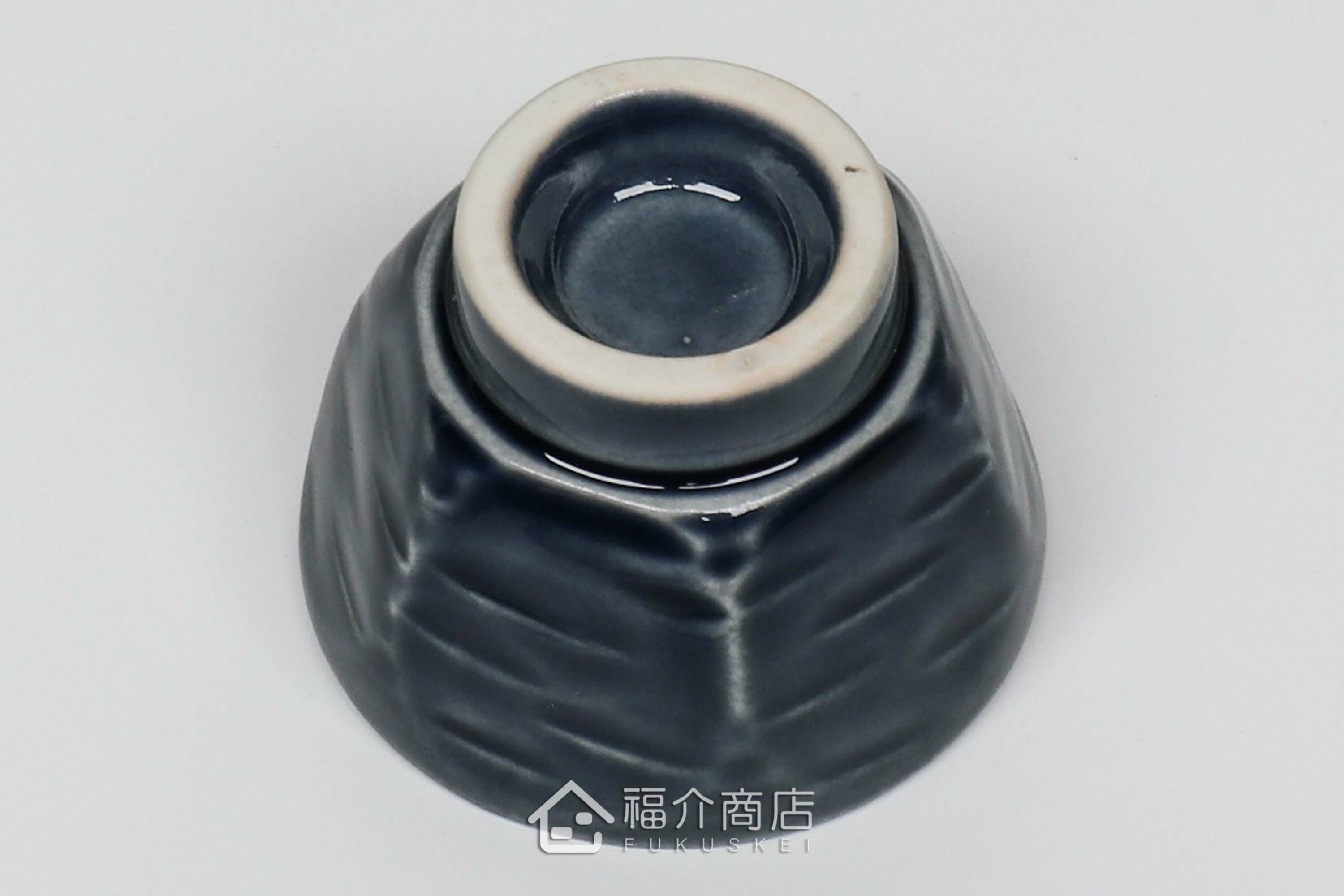 可以盛裝清酒或飲料的八角造型藍色小酒杯