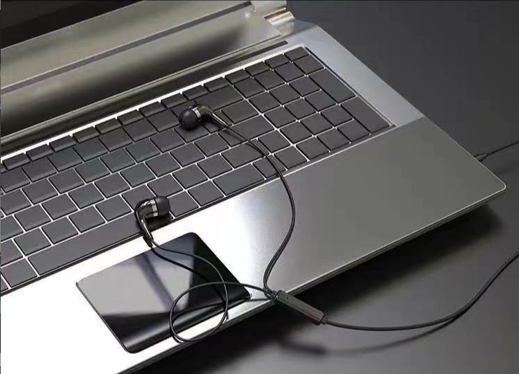 激抵耳機入耳式立體聲直插型可線控動圈運動遊戲有線耳機（黑色）
