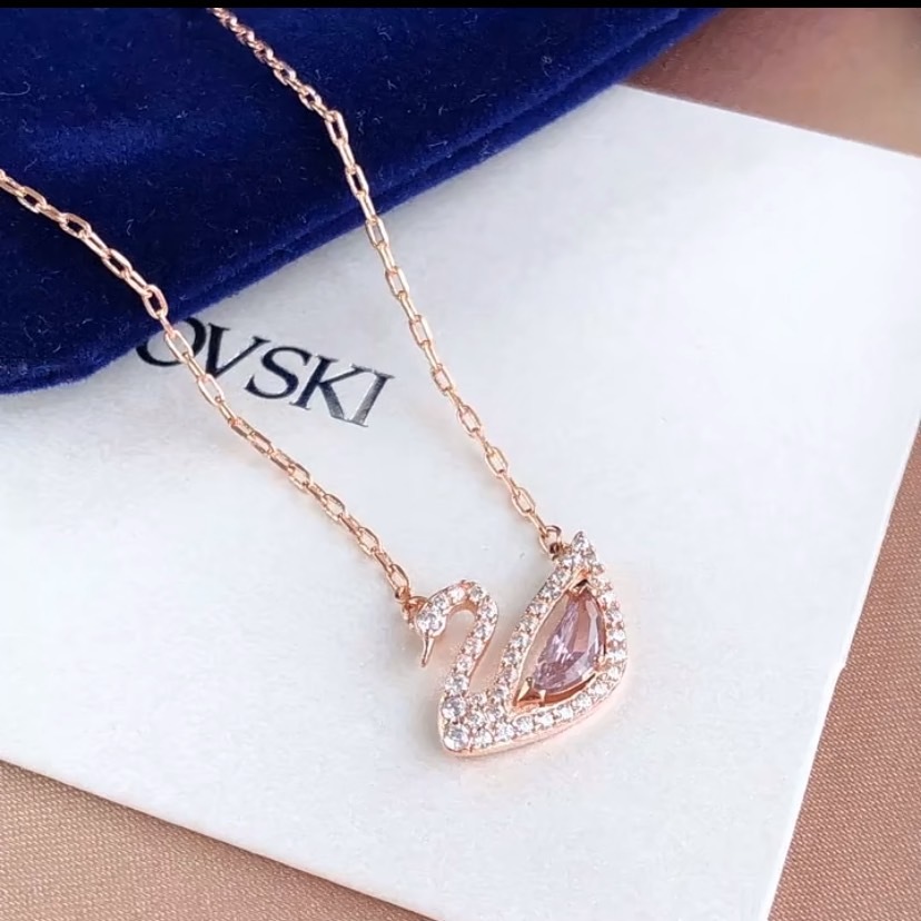 𝐒𝐖𝐀𝐑𝐎𝐕𝐒𝐊𝐈 粉紅 天鵝 項鍊 鍍玫瑰金色