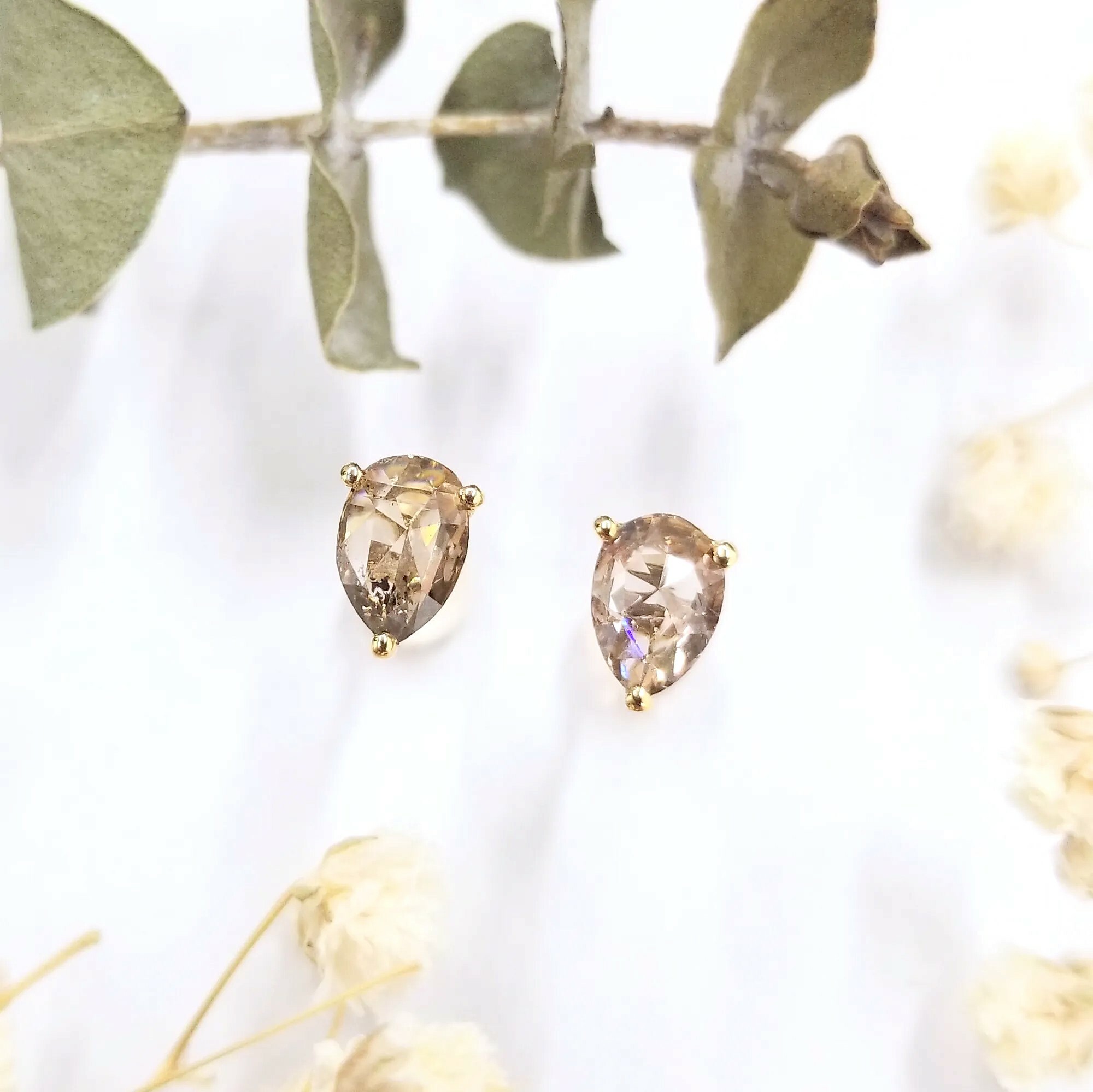 全新18K黃金【主石1卡16份梨形咖啡鑽】耳環