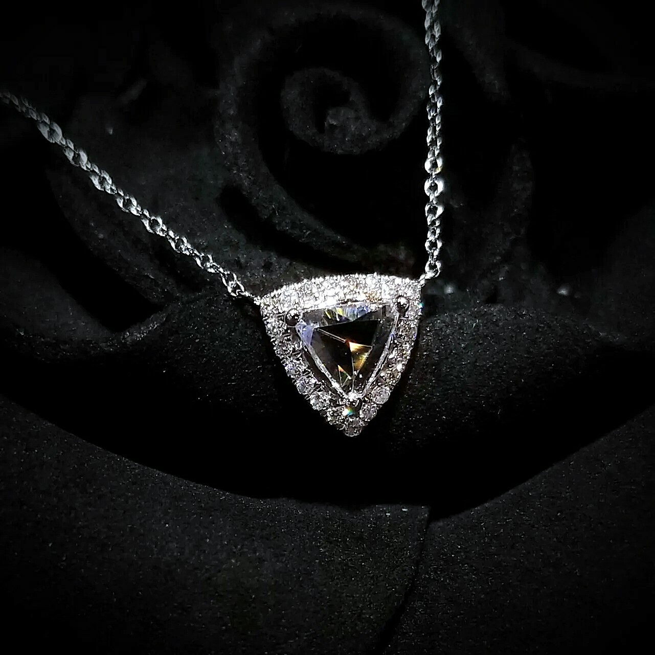 全新18K白金【單粒30份三角形鑽石】配小鑽共38份鑽石頸鏈