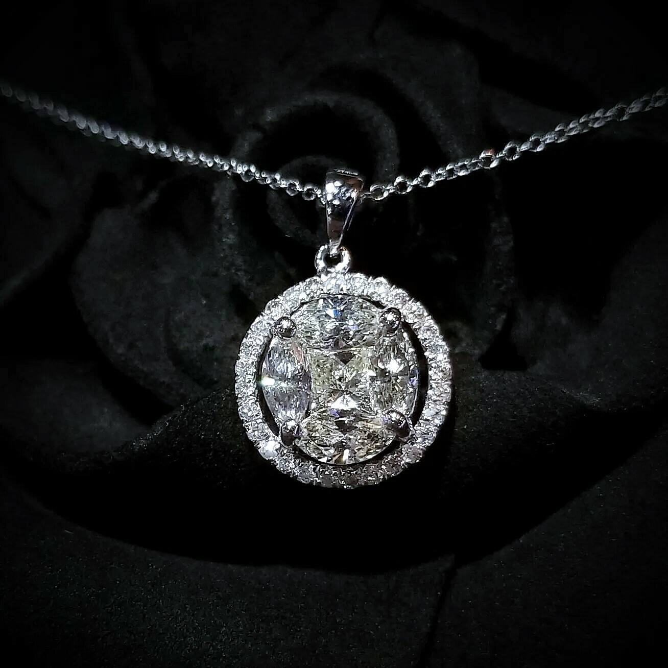 18K White Gold 1.01ct Diamond Pendent