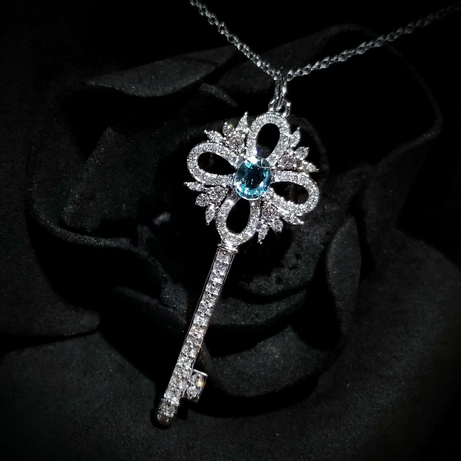 18K White Gold 0.25ct Paraiba and Diamond Pendant