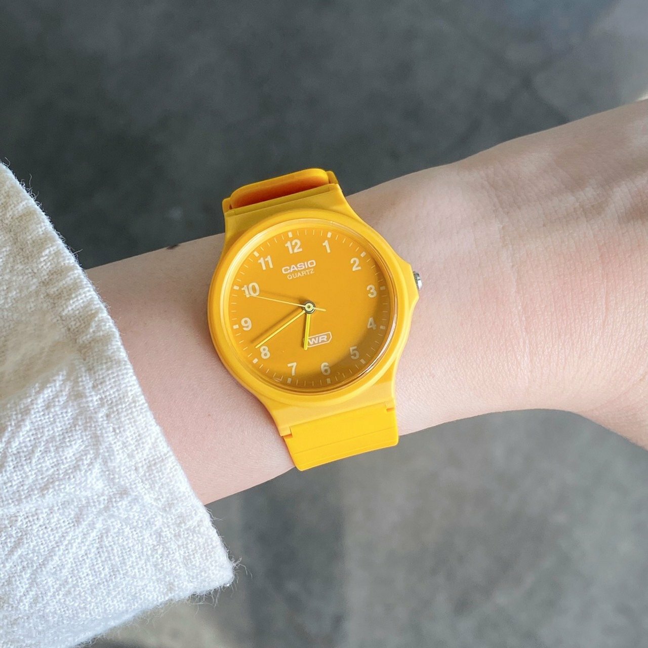 萬年鐘錶 - CASIO 卡西歐 夏日黃-極簡風範簡約指針錶 / 男錶 / 女錶 / 學生錶   MQ-24B-9B  錶徑34.9MM