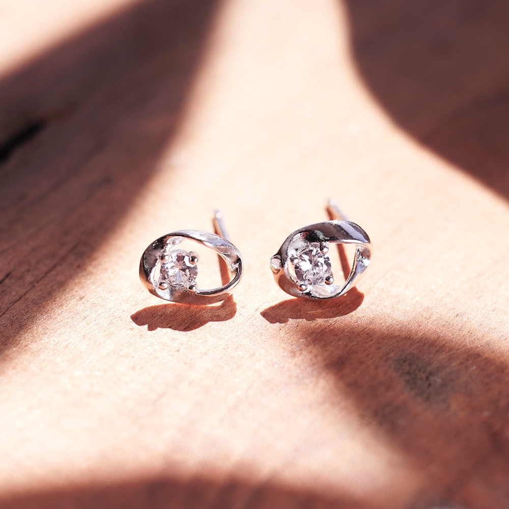 舞動光芒 扭轉設計 925純銀耳環 耳針式 女生耳環