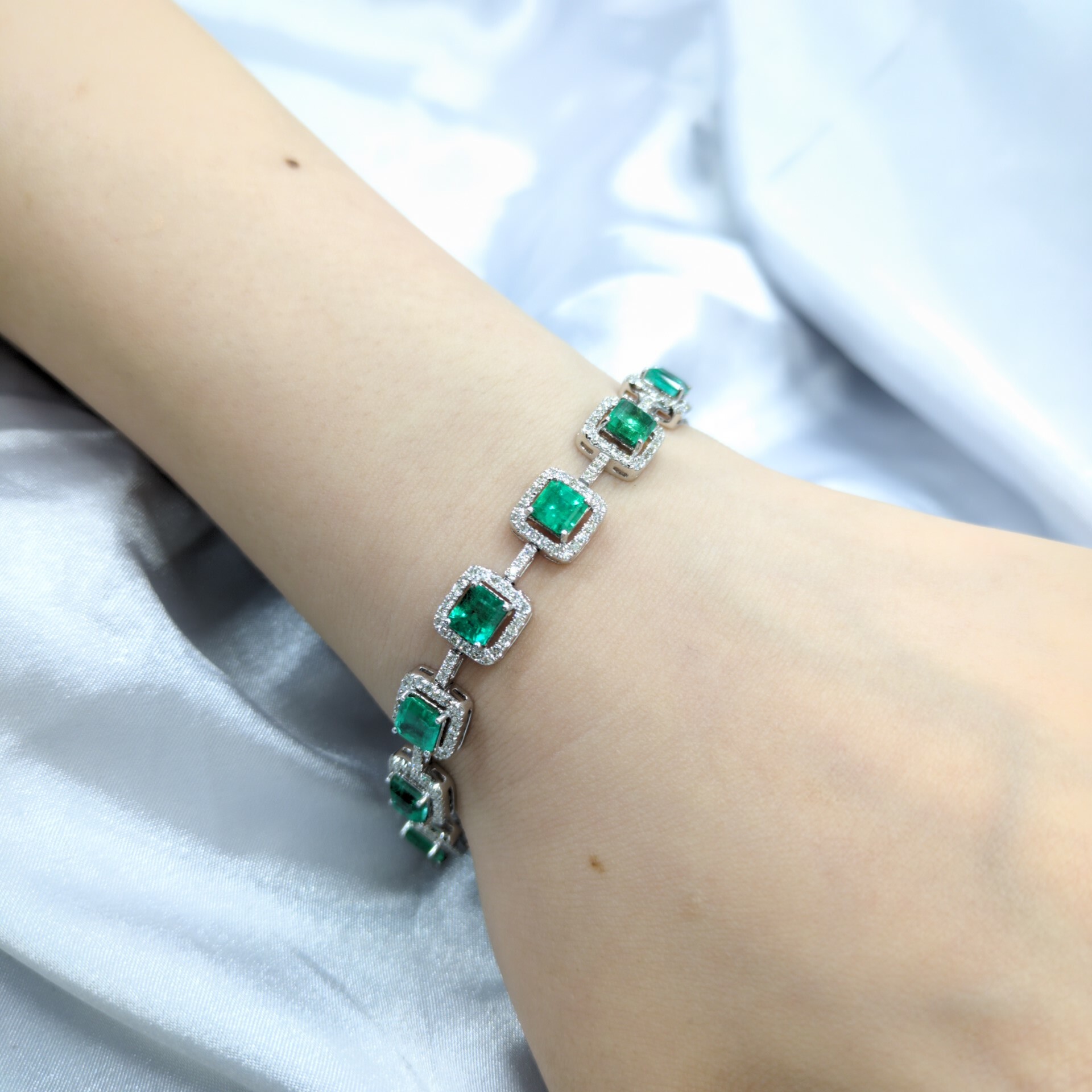 18K White Gold 8.46ct Emerald and Diamond Bracelet