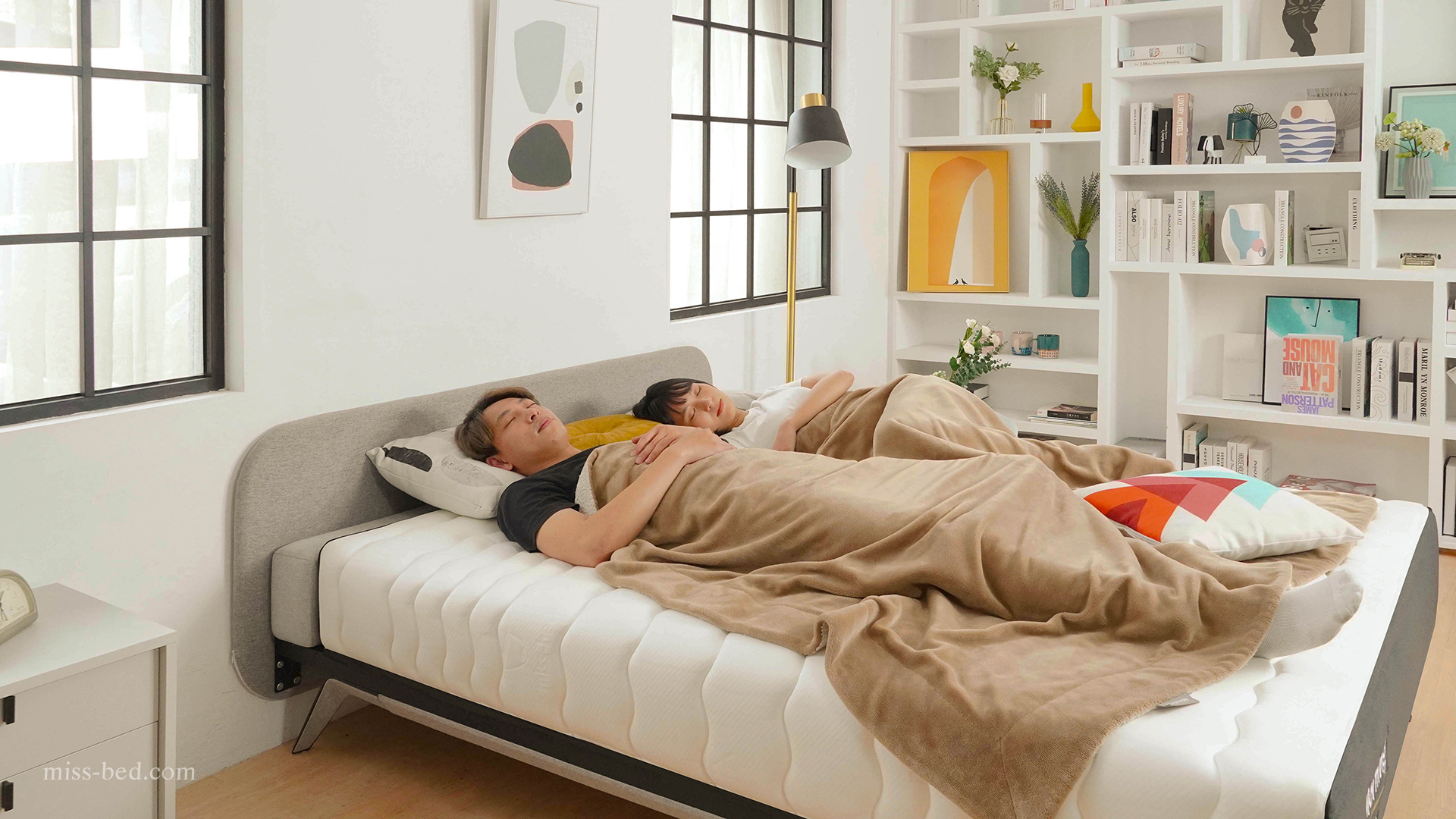 正躺睡眠姿勢讓頸椎、下背能呈自然的S型曲線放鬆，不會壓迫五臟六腑。但較不適合胃食道逆流、打呼者與睡眠呼吸中止者、腰痛與骨盆前傾問題者。