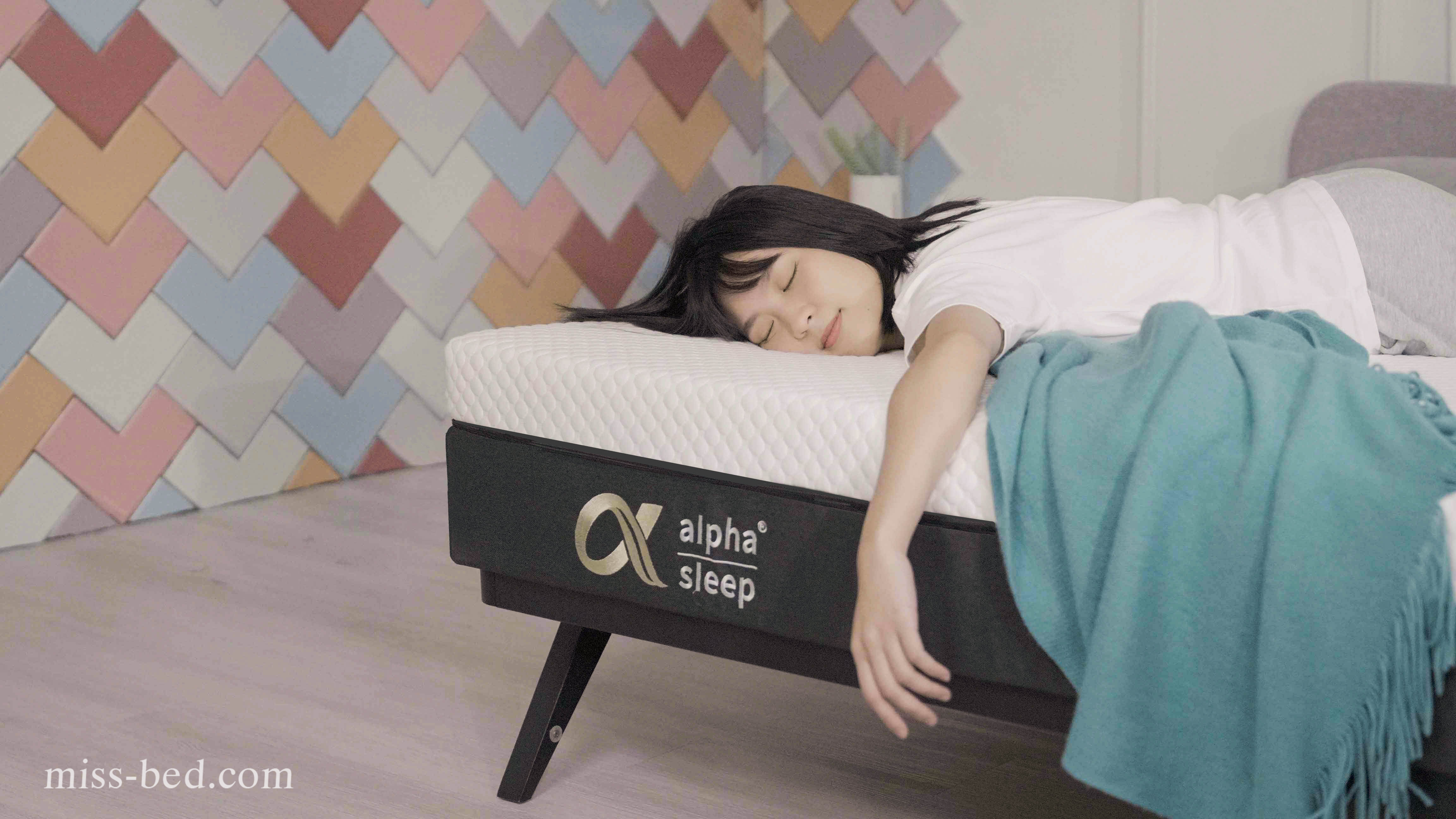 壓迫心臟與肺部影響呼吸，會過度旋轉頸椎，腦血栓、高血壓與心臟病與大多數人都不適合。