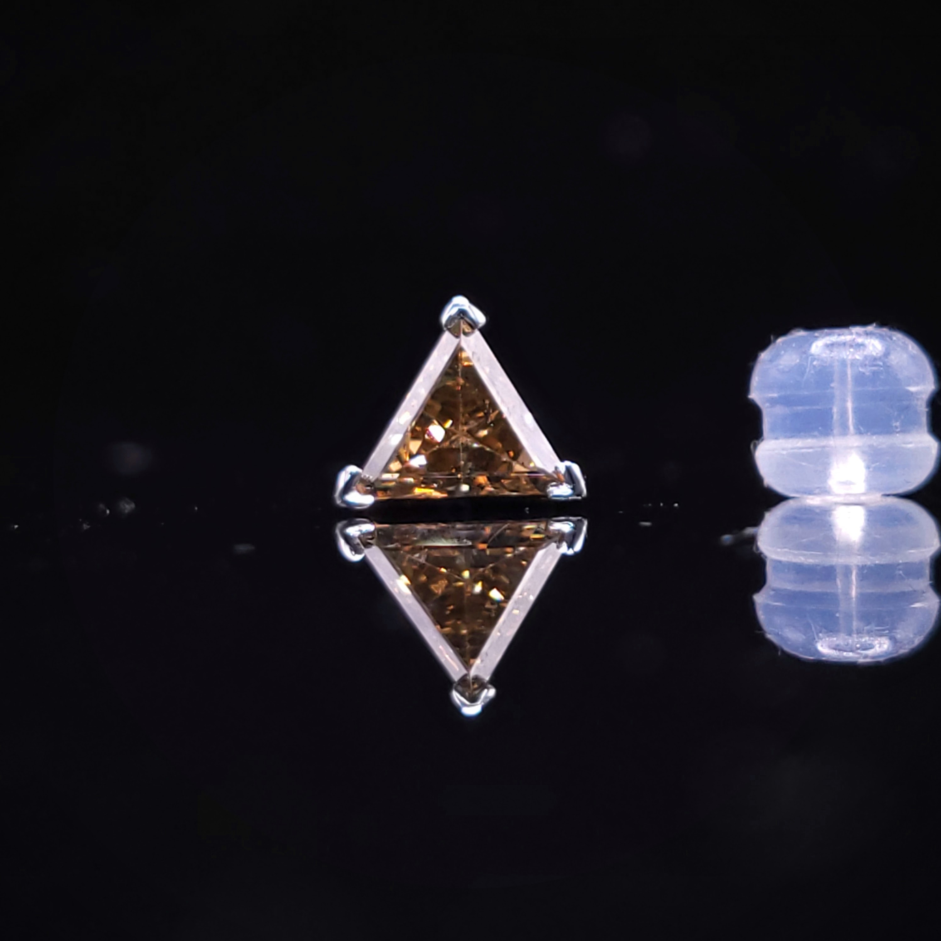 全新18K白金【主石54份三角形咖啡鑽】單耳環