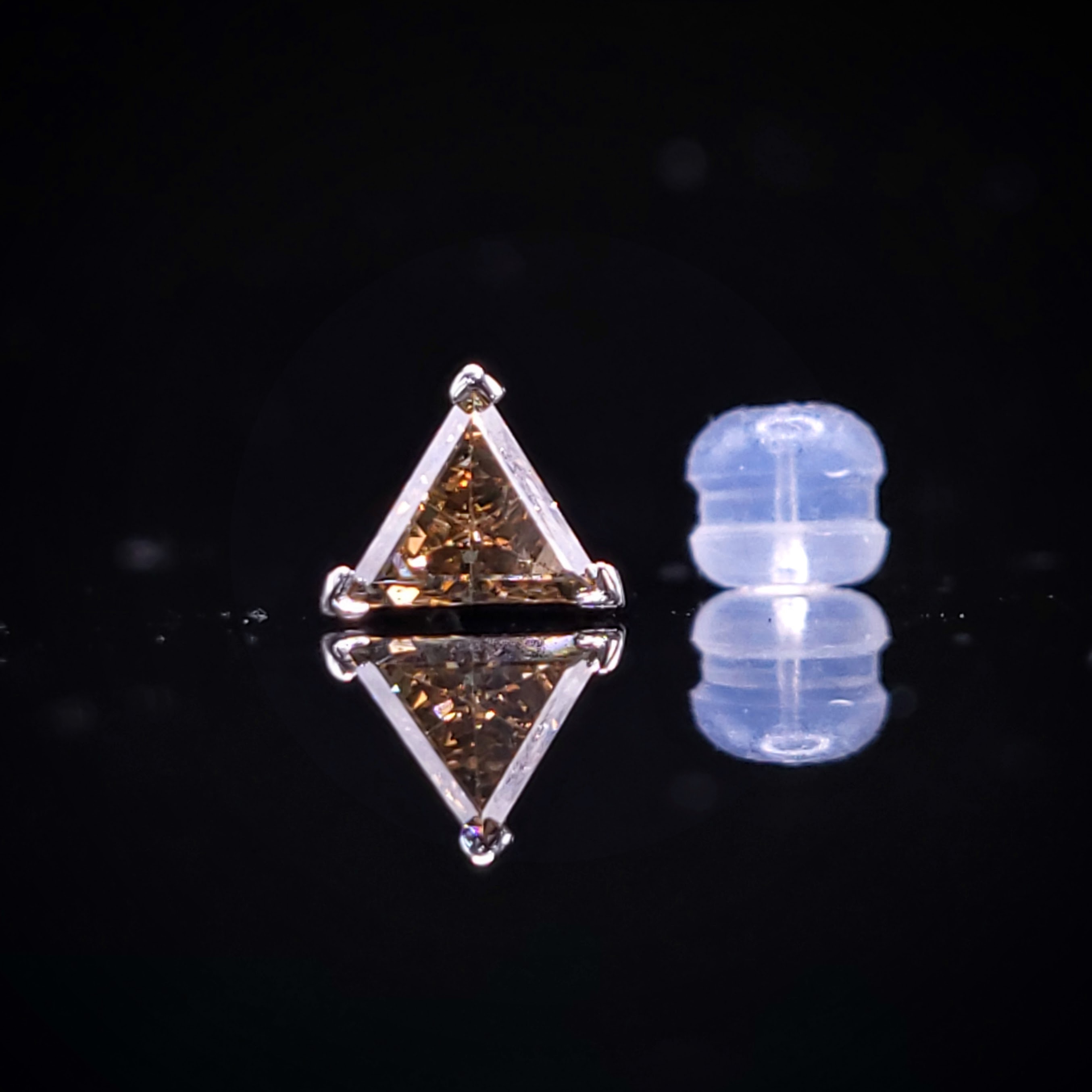 全新18K白金【主石54份三角形咖啡鑽】單耳環