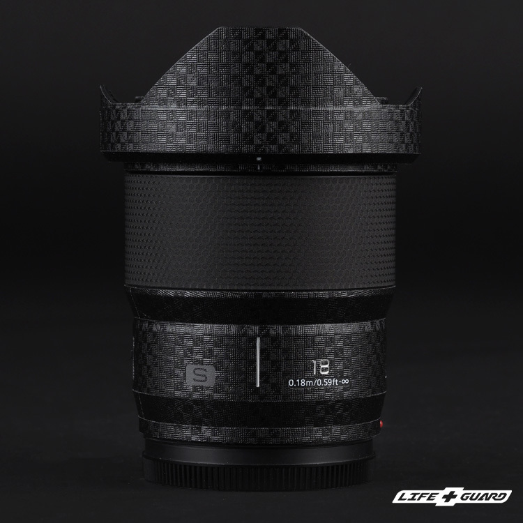 鎧甲黑貼膜質感特寫，LIFE+GUARD 設計風格