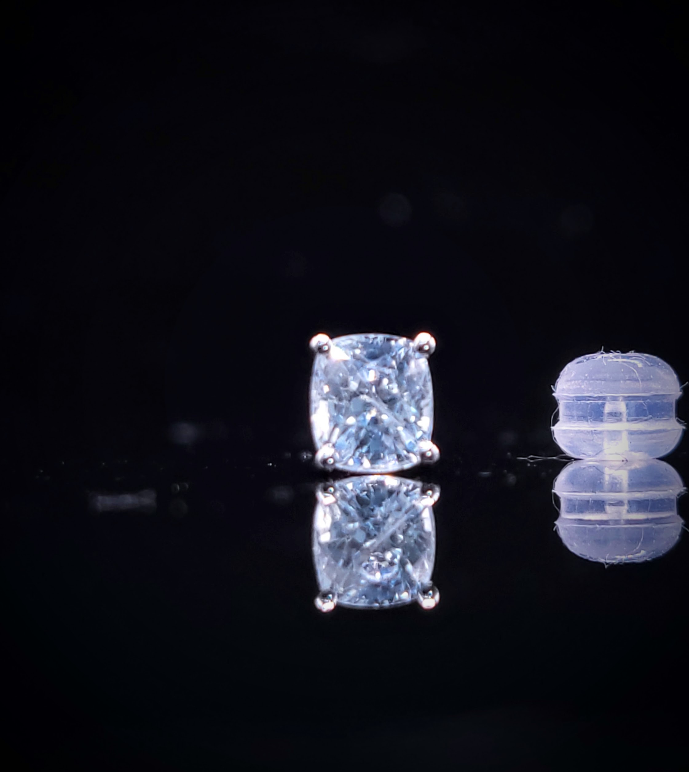 18K White Gold 0.83ct Sapphire Single Earring