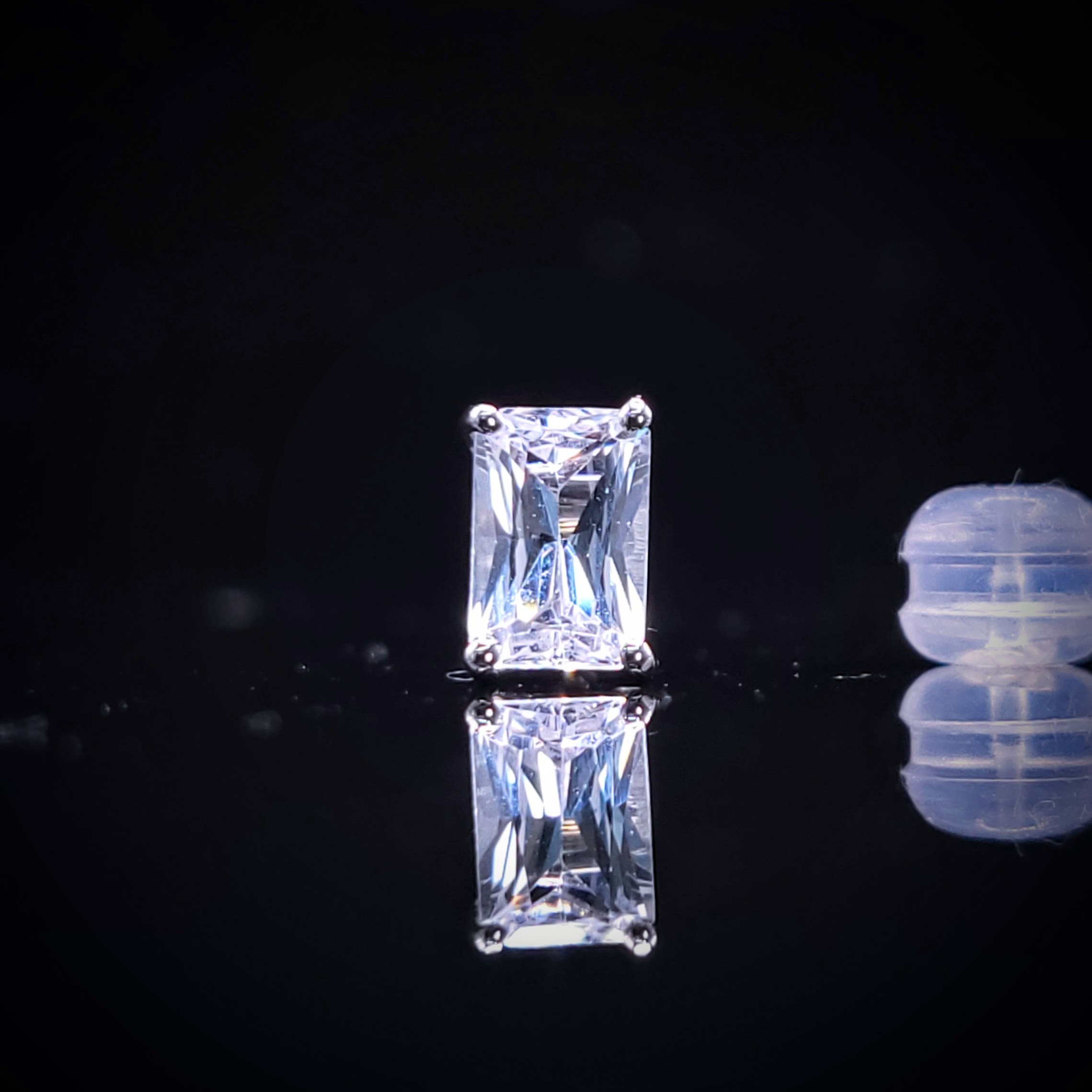 18K White Gold 0.72ct Sapphire Single Earring