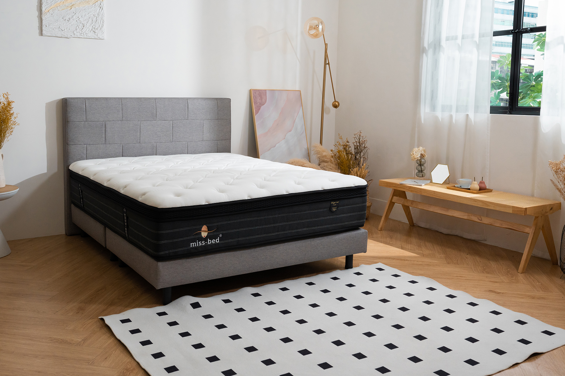 以多種親膚舒適的材質製成，膠原蛋白表布、進口天然乳膠以及通過無毒紡織品認證的先進仿生纖維科技布料等，高透氣、高親膚，加上四周安全護邊，是敏弱肌膚與嬰幼兒的絕佳選擇。