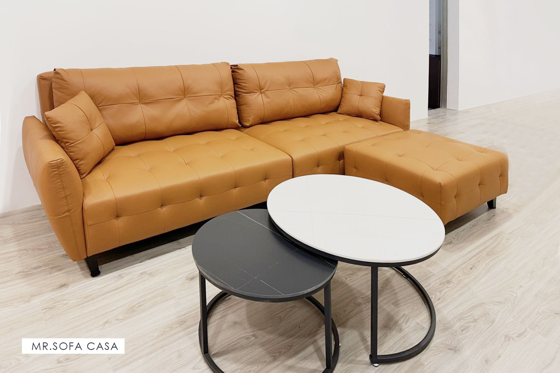 多芬沙發-復古格紋造型搭配金屬黑腳椅，呈現出充滿懷舊的工業風。