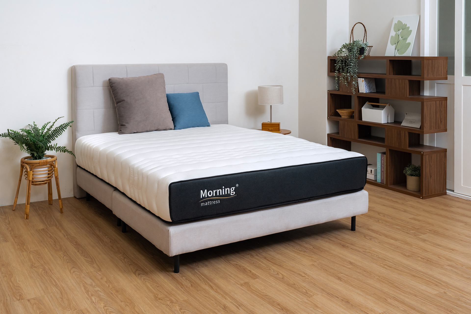 表層Xtracool涼感絲柔紗，能減緩臺灣悶熱氣候帶來的不適，有效降低體感溫度，軟硬適中的中鋼獨立筒彈簧，防干擾的高支撐度結構，搭配獨家生吐司級舒柔層與天然乳膠層，恰到好處的服貼包覆躺感，協助你釋放全身的壓力。