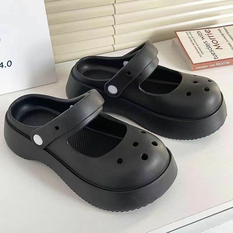 Closed-Toe Clogs