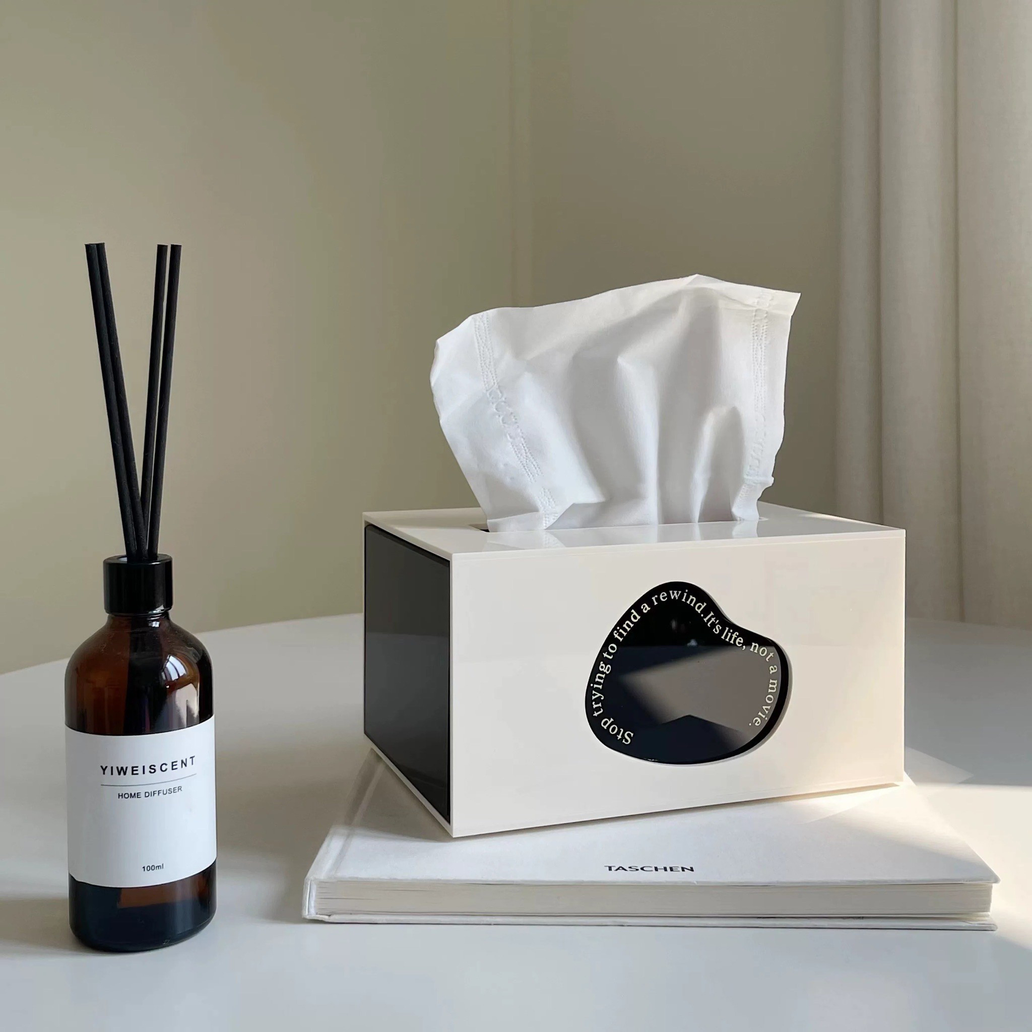 黑白配色鏤空字母抽拉面紙盒