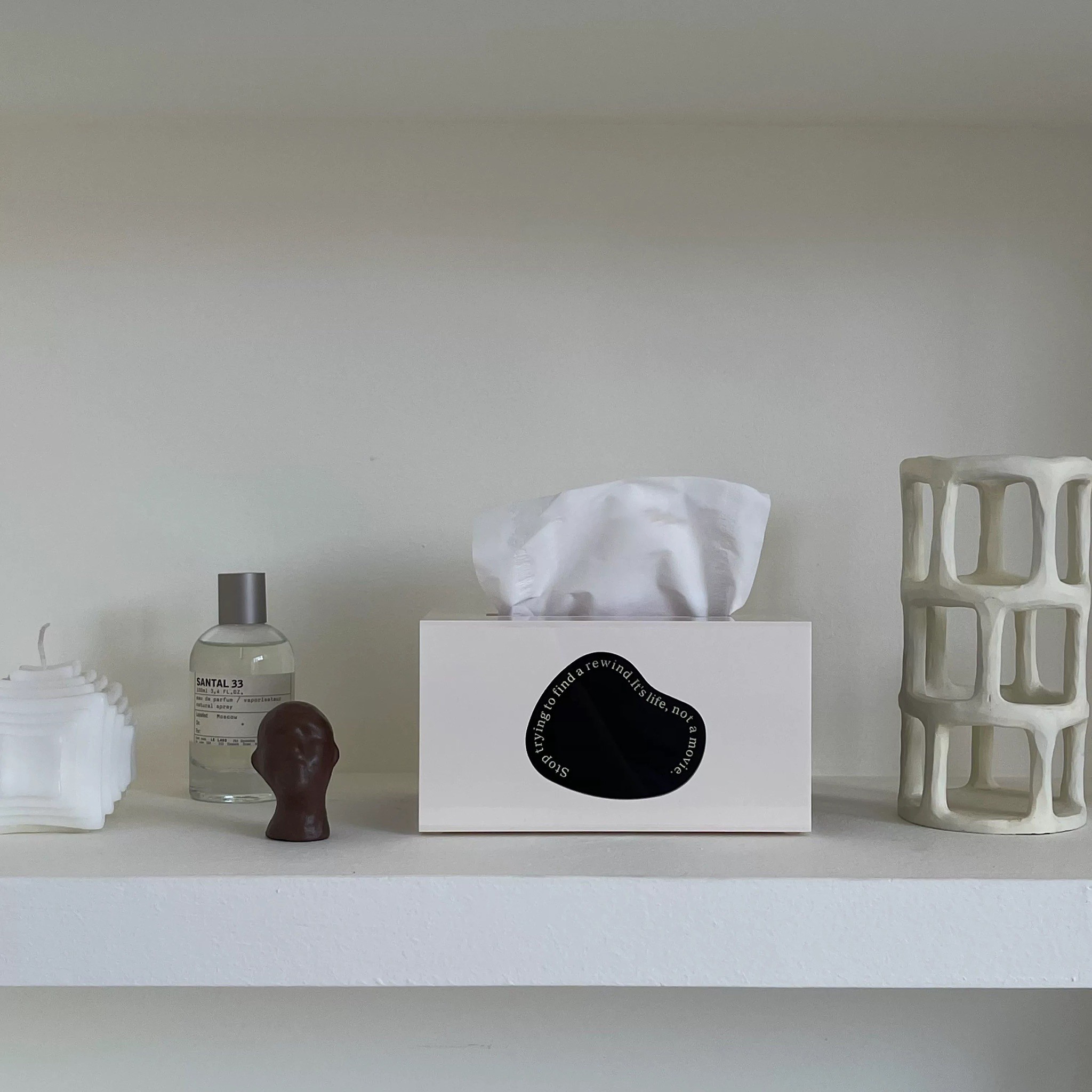 黑白配色鏤空字母抽拉面紙盒