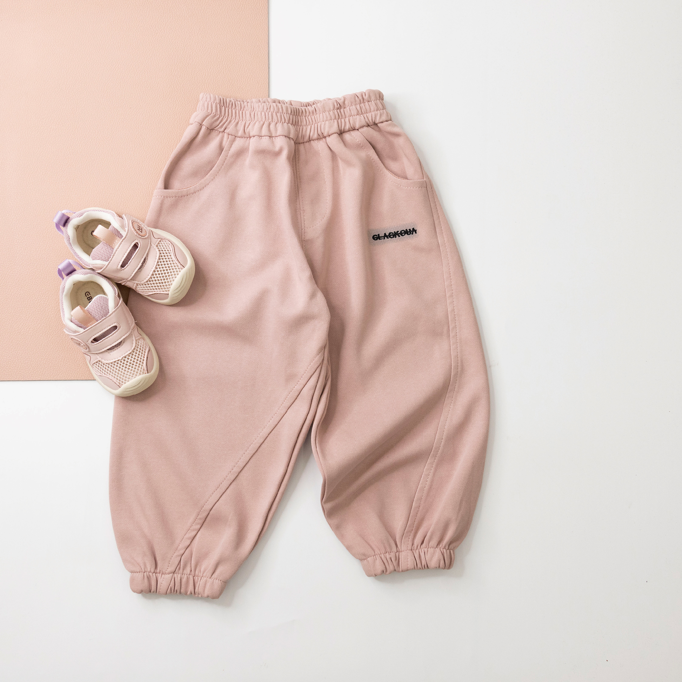 【H35637】經典字母刺繡質感縮口褲＊二色