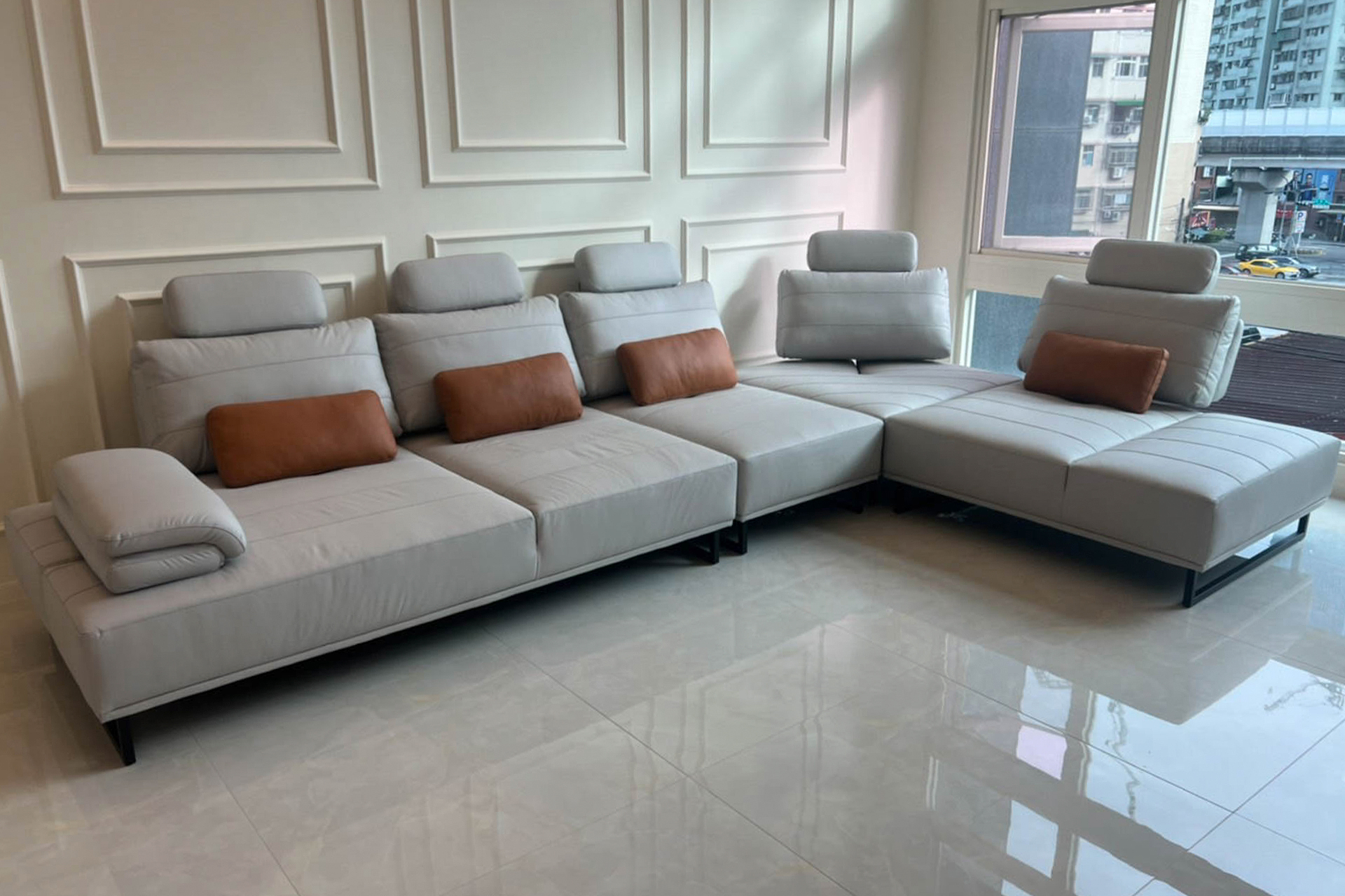 線條俐落的柏林沙發，搭配明亮大理石地板，整體展現出簡約時尚的現代風格。