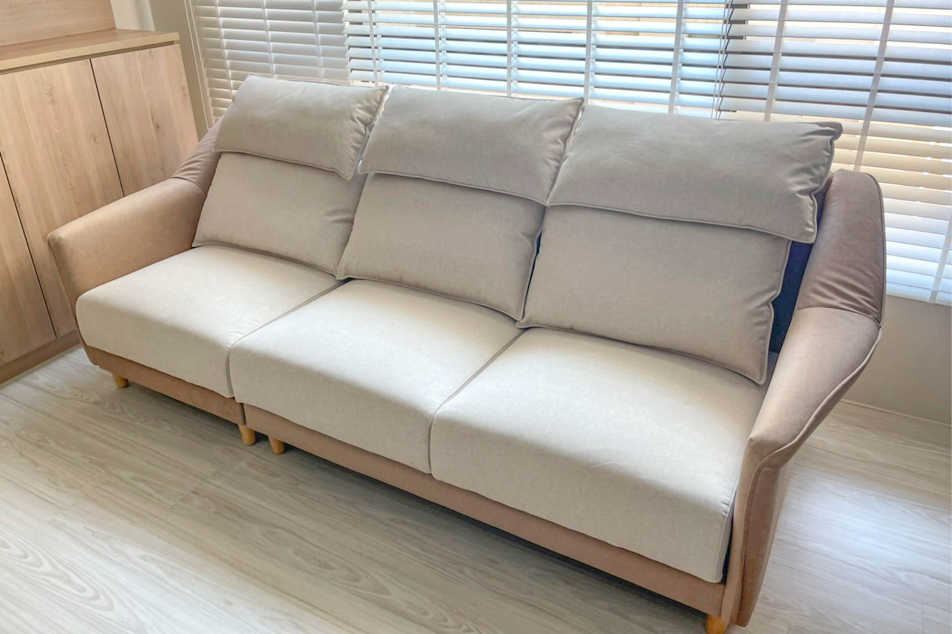 柔和色系的維也納沙發，搭配原木色腳椅，更能凸顯鄉村風的純樸氣息。