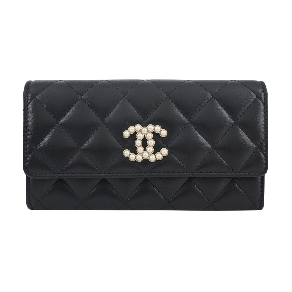 CHANEL 雙C珍珠LOGO小羊皮翻蓋長夾(黑色)