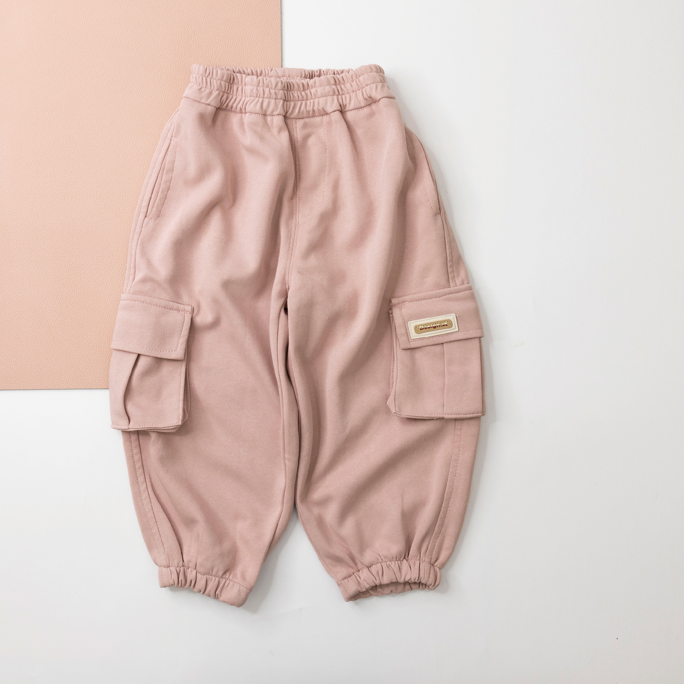 【H35638】質感英字皮標工裝縮口褲