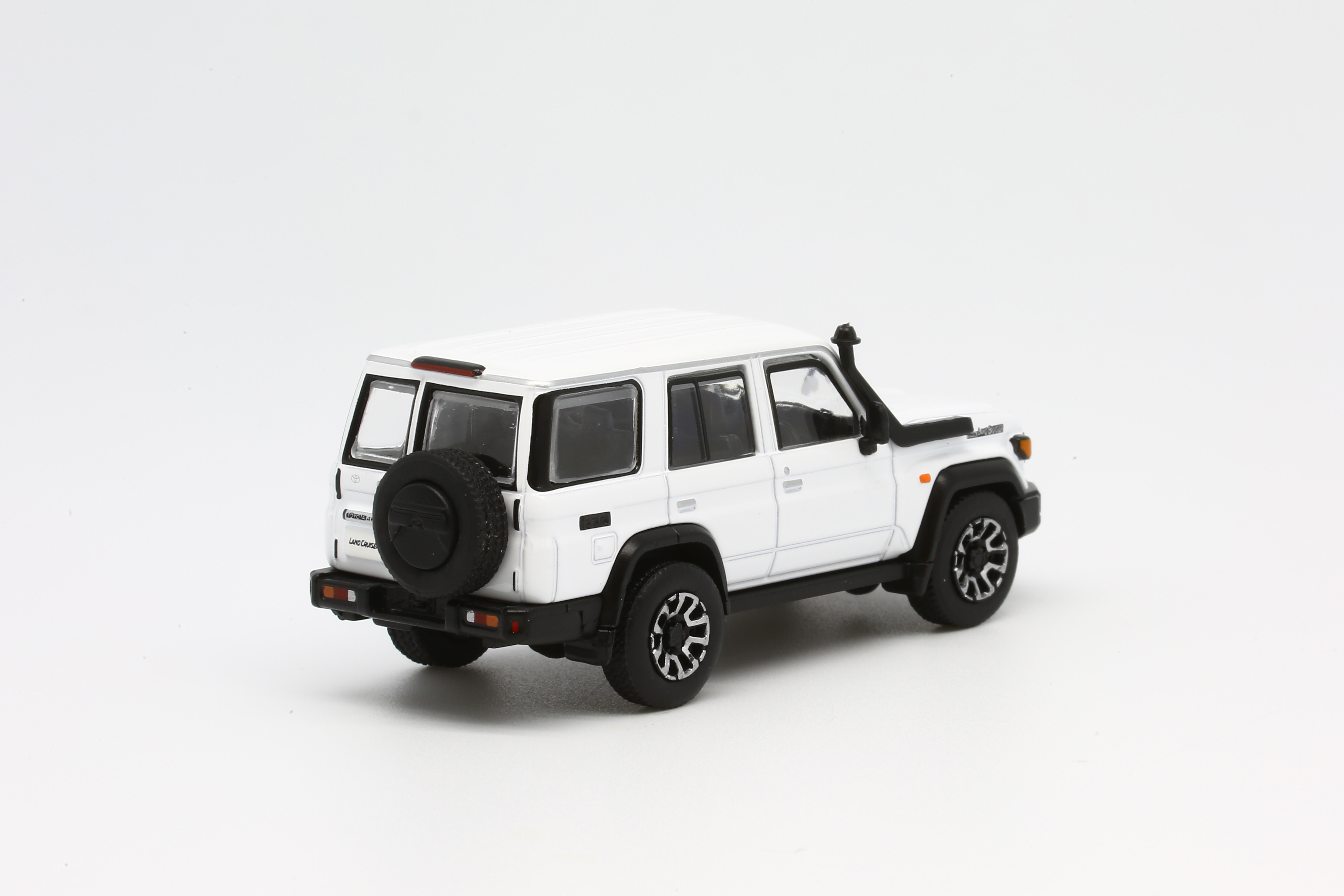 1/64 Model1 Toyota Land Cruiser 70 Super White II RHD (C33172)