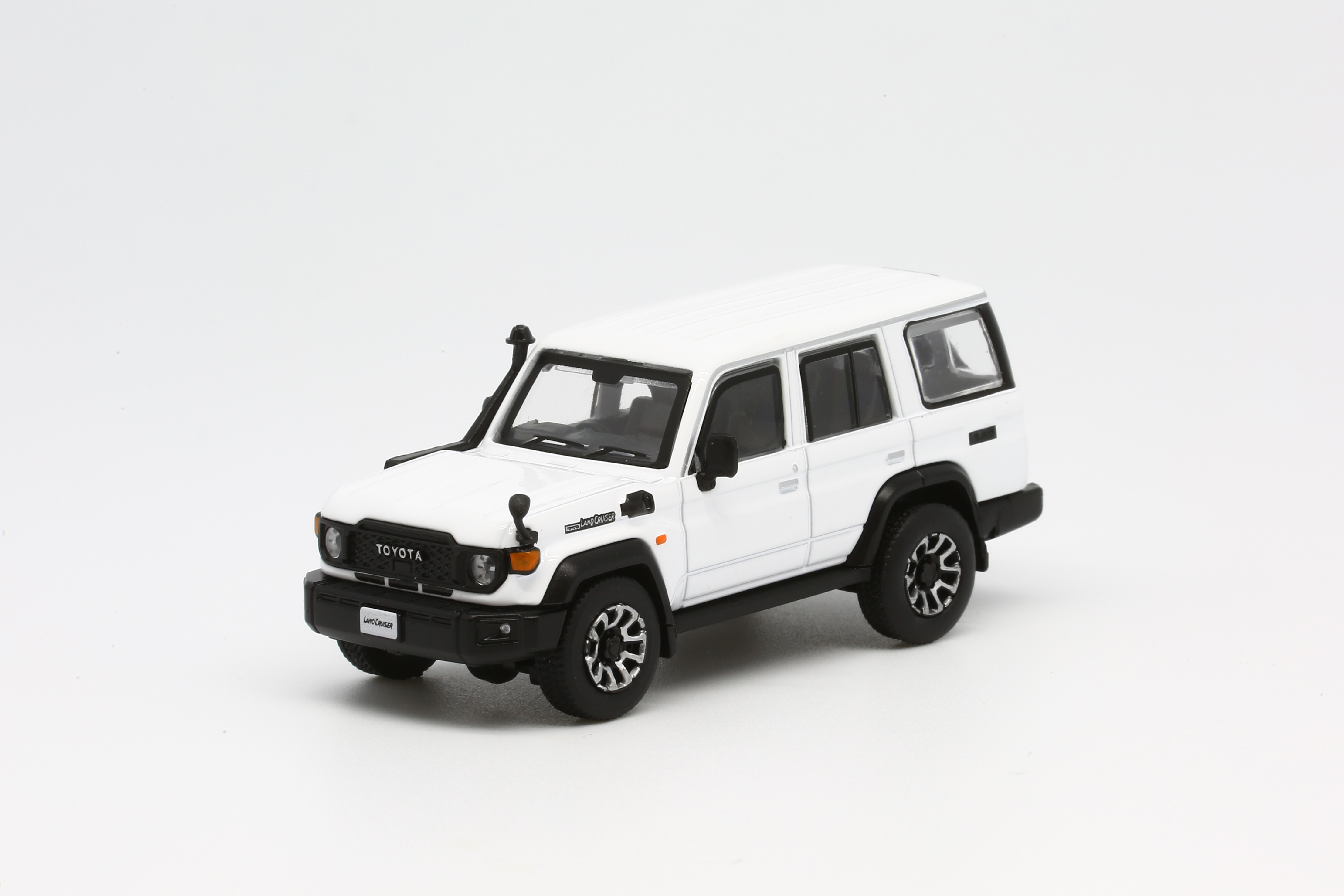 1/64 Model1 Toyota Land Cruiser 70 Super White II RHD (C33172)