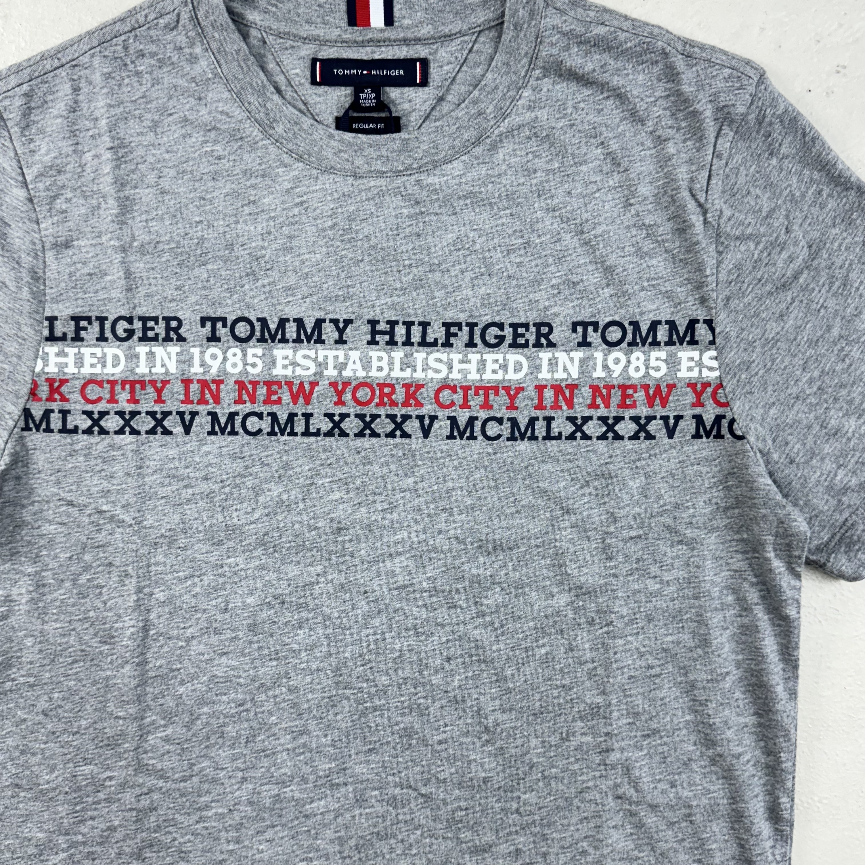 Tommy Hilfiger 連續排列字短袖