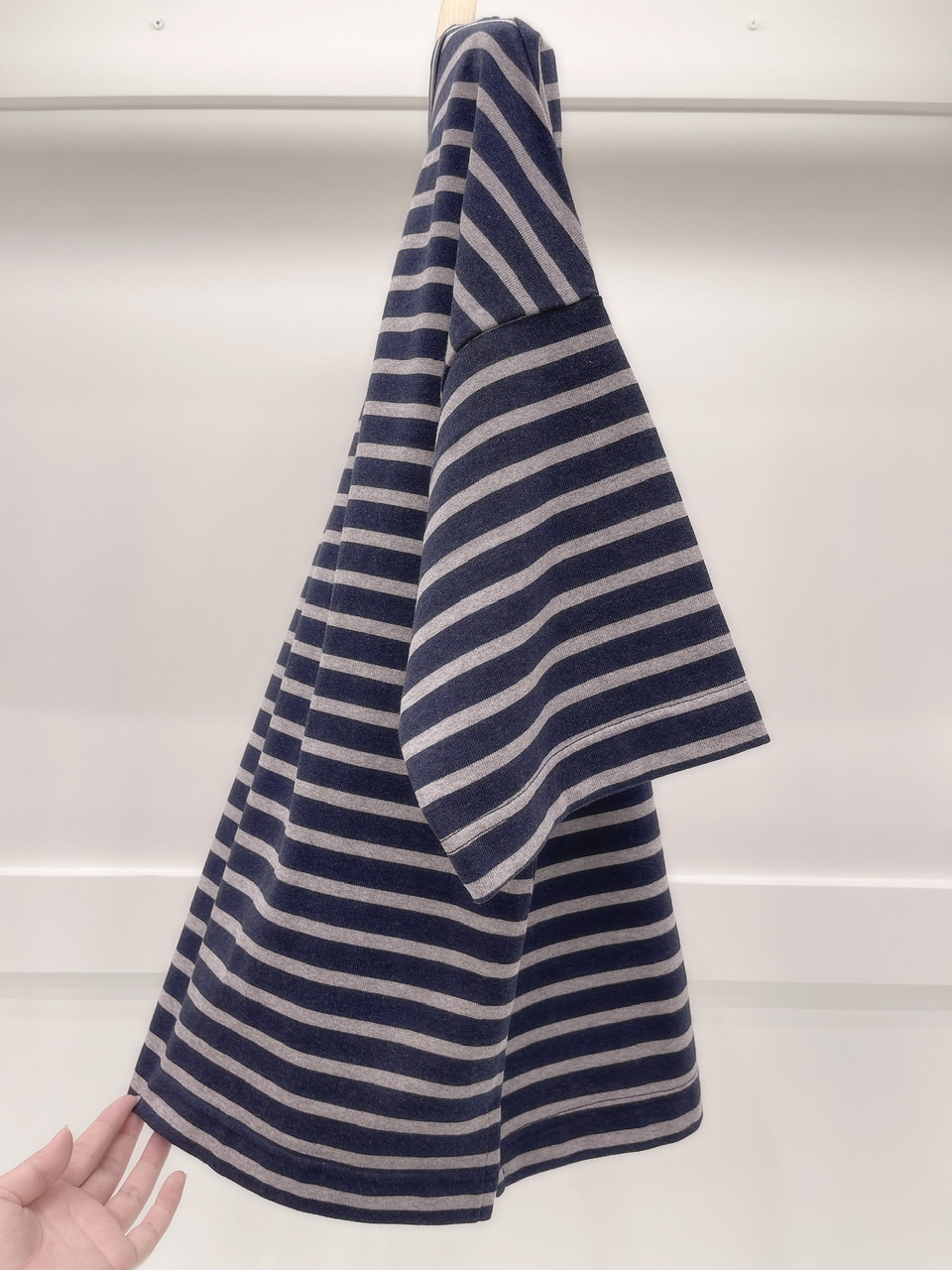 HW灰藍橫條上衣