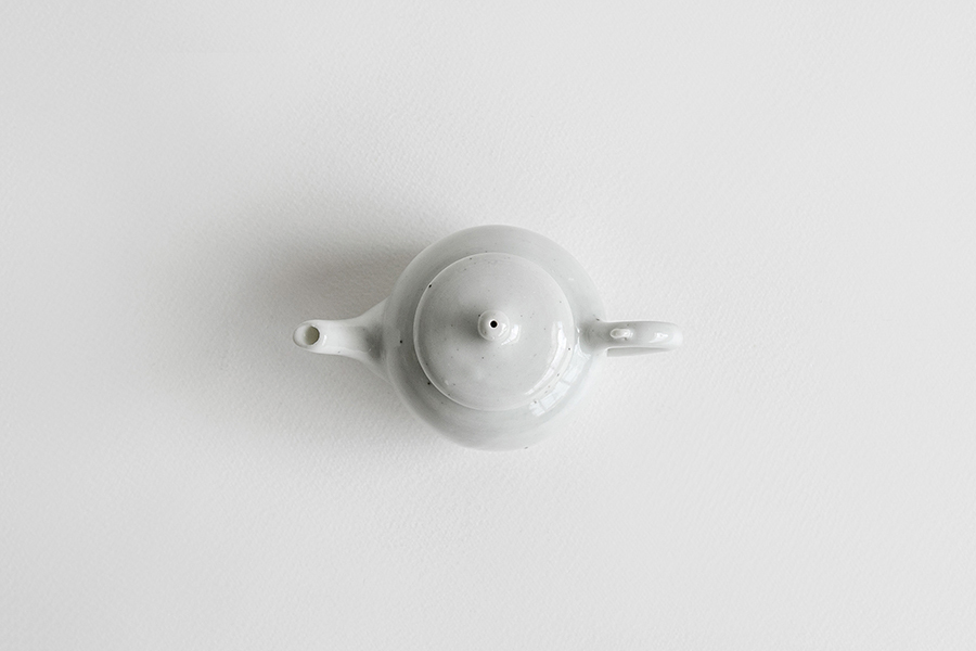 境知子 - 白釉棗型茶壺