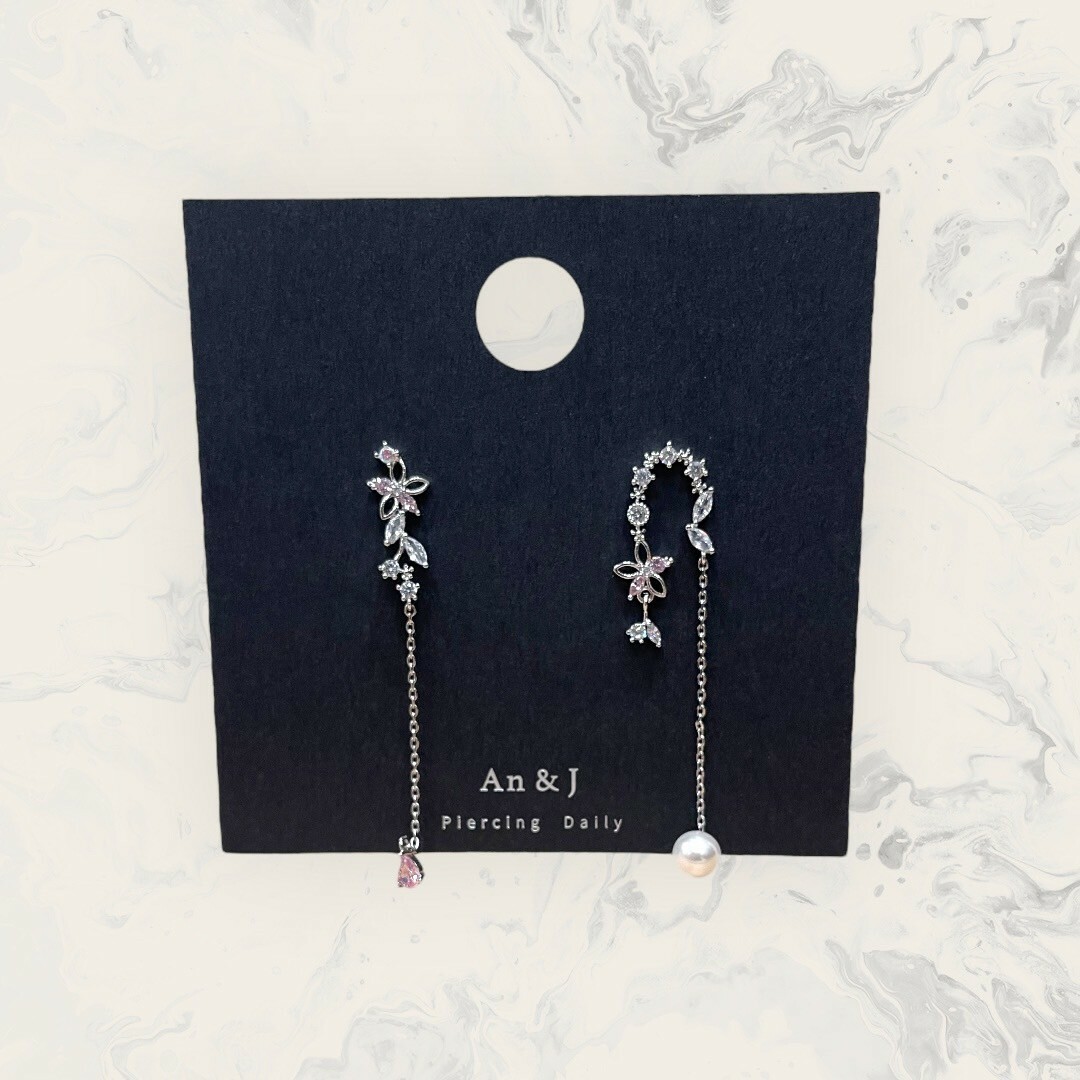 韓國直送-銀針 不對稱 排列小鋯倒U垂鍊尾珍珠+線條花花框吊小鋯 鍍14K