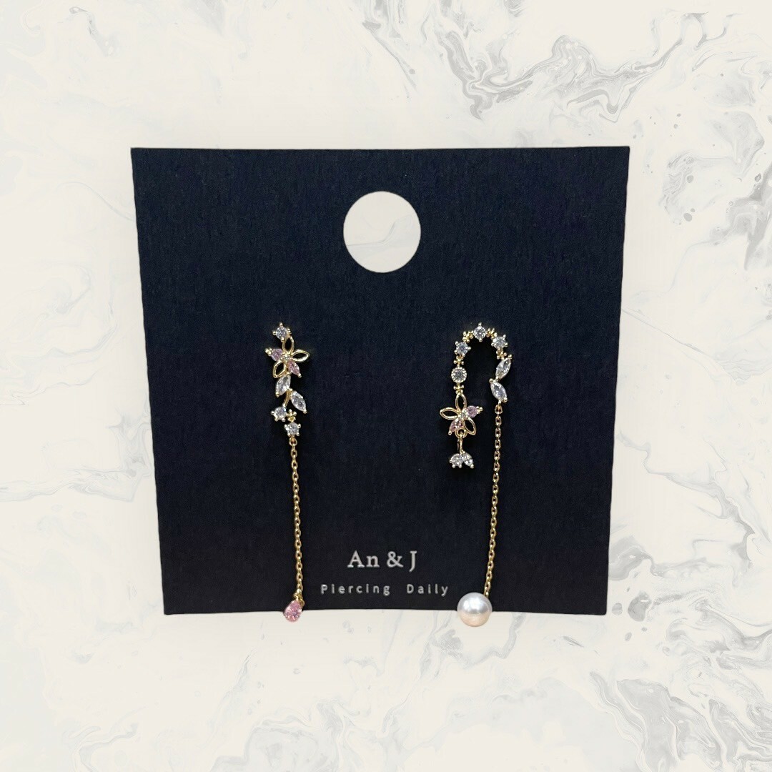 韓國直送-銀針 不對稱 排列小鋯倒U垂鍊尾珍珠+線條花花框吊小鋯 鍍14K