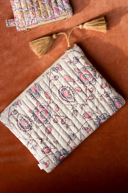 預購𓂃LOUISEMISHA│Domina Pouch流蘇拉鍊收納袋．Cream-charcoal Poem