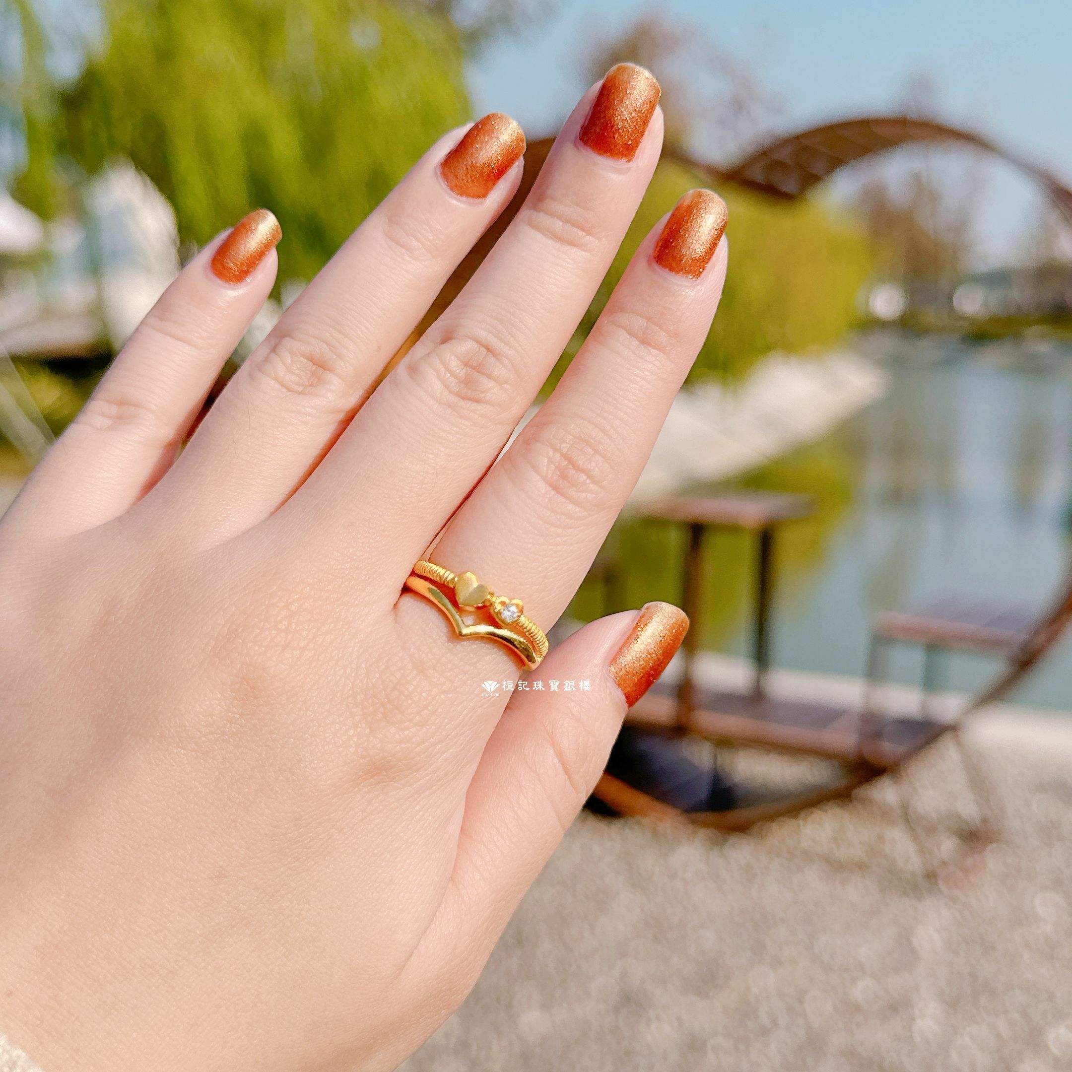 兩心相偎 黃金戒指