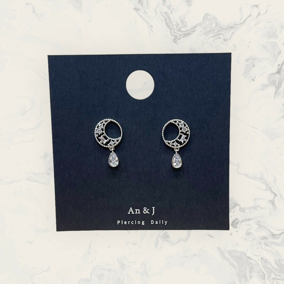 韓國直送-銀針 中碎鋯簍空彎月框吊銀框水滴鋯 鍍14K