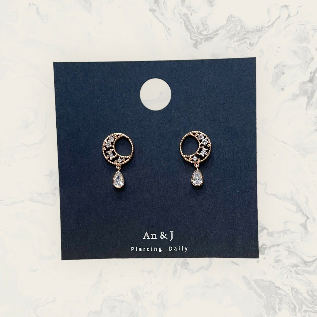 韓國直送-銀針 中碎鋯簍空彎月框吊銀框水滴鋯 鍍14K