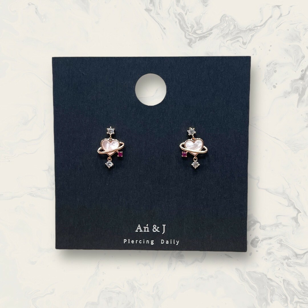韓國直送-銀針 小鋯吊白面愛心土星側桃紅小鋯吊小鋯 鍍14K