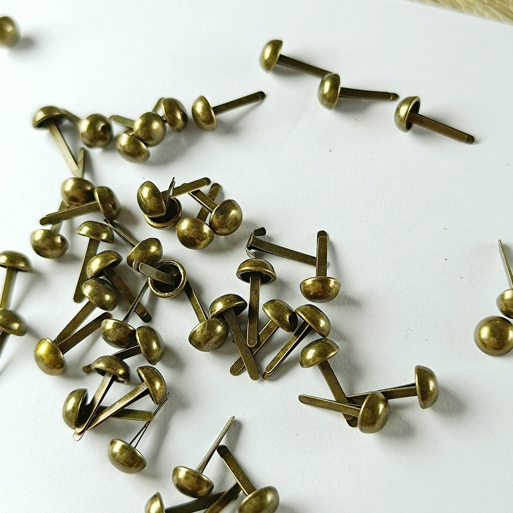 手帳拼貼好幫手 6mm迷你復古兩腳釘 古銅色 (50枚入/附收納鐵盒)
