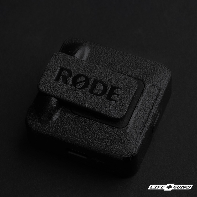 黑色砂紋貼膜質感特寫，LIFE+GUARD 設計風格